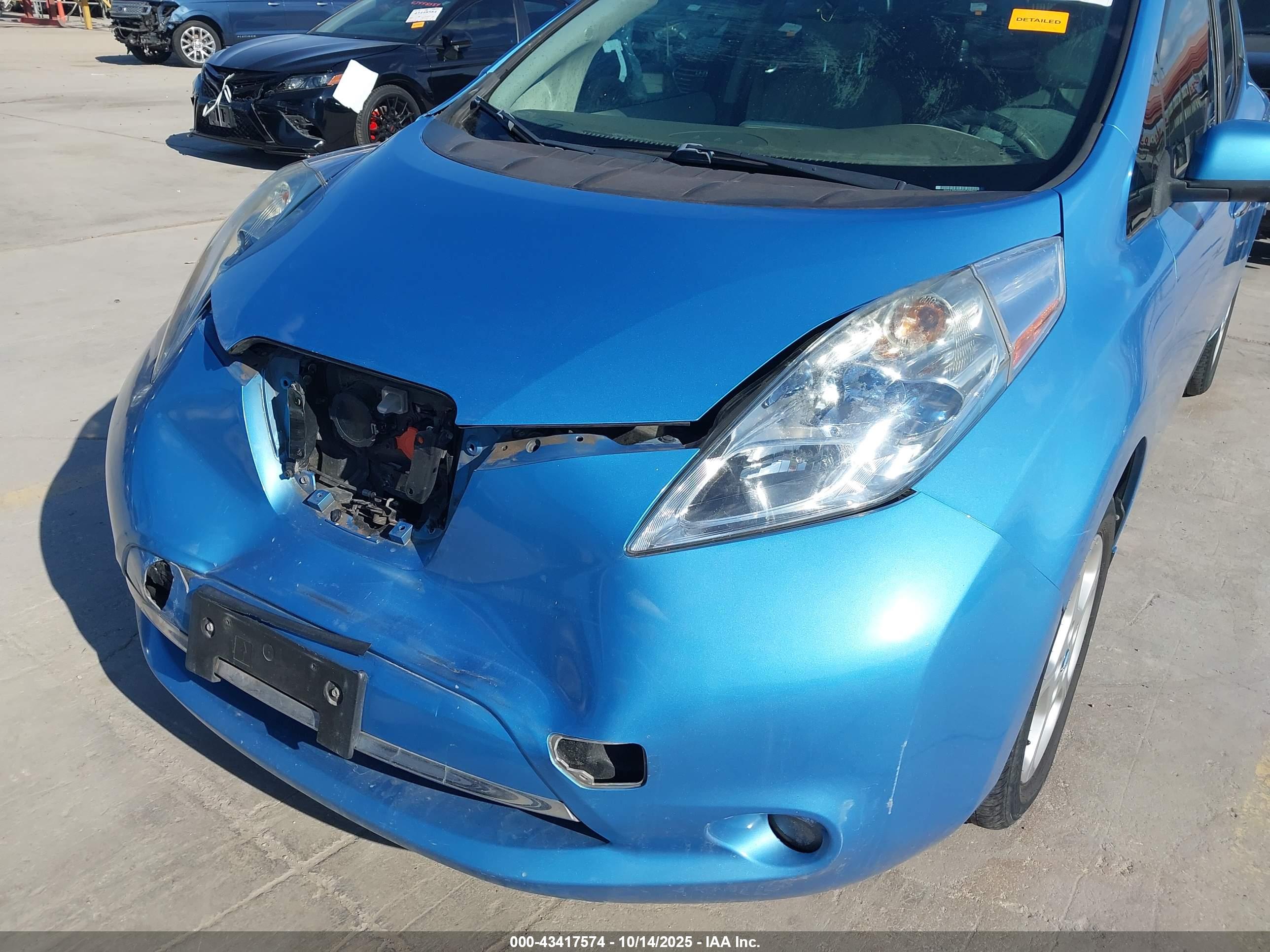 NISSAN LEAF image 6