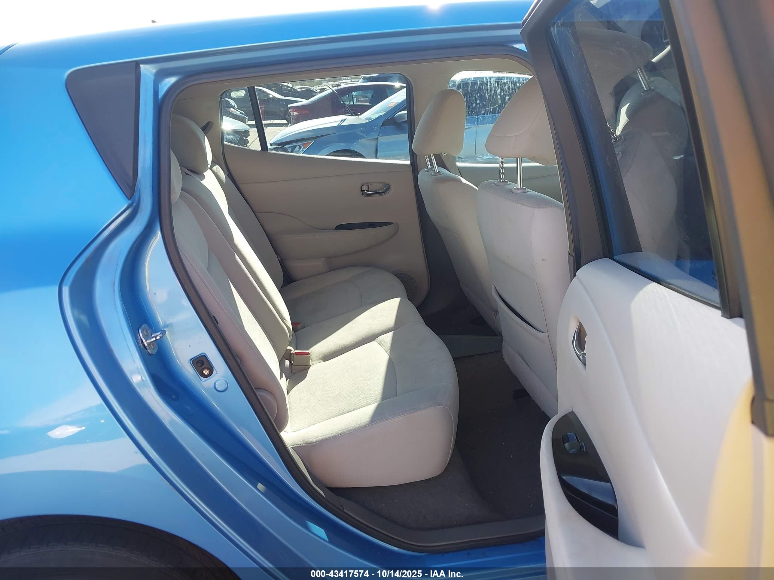 NISSAN LEAF image 8
