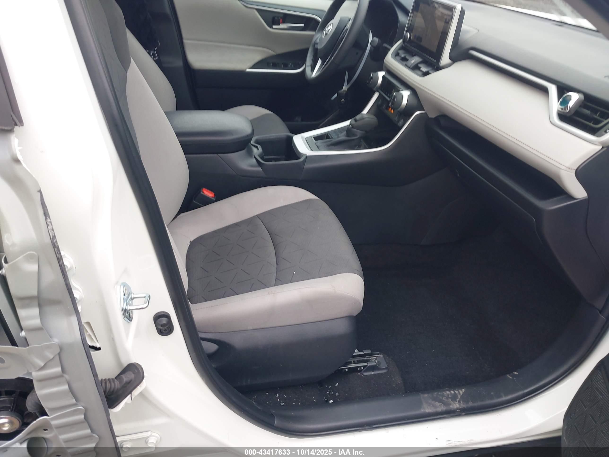 TOYOTA RAV4 image 5