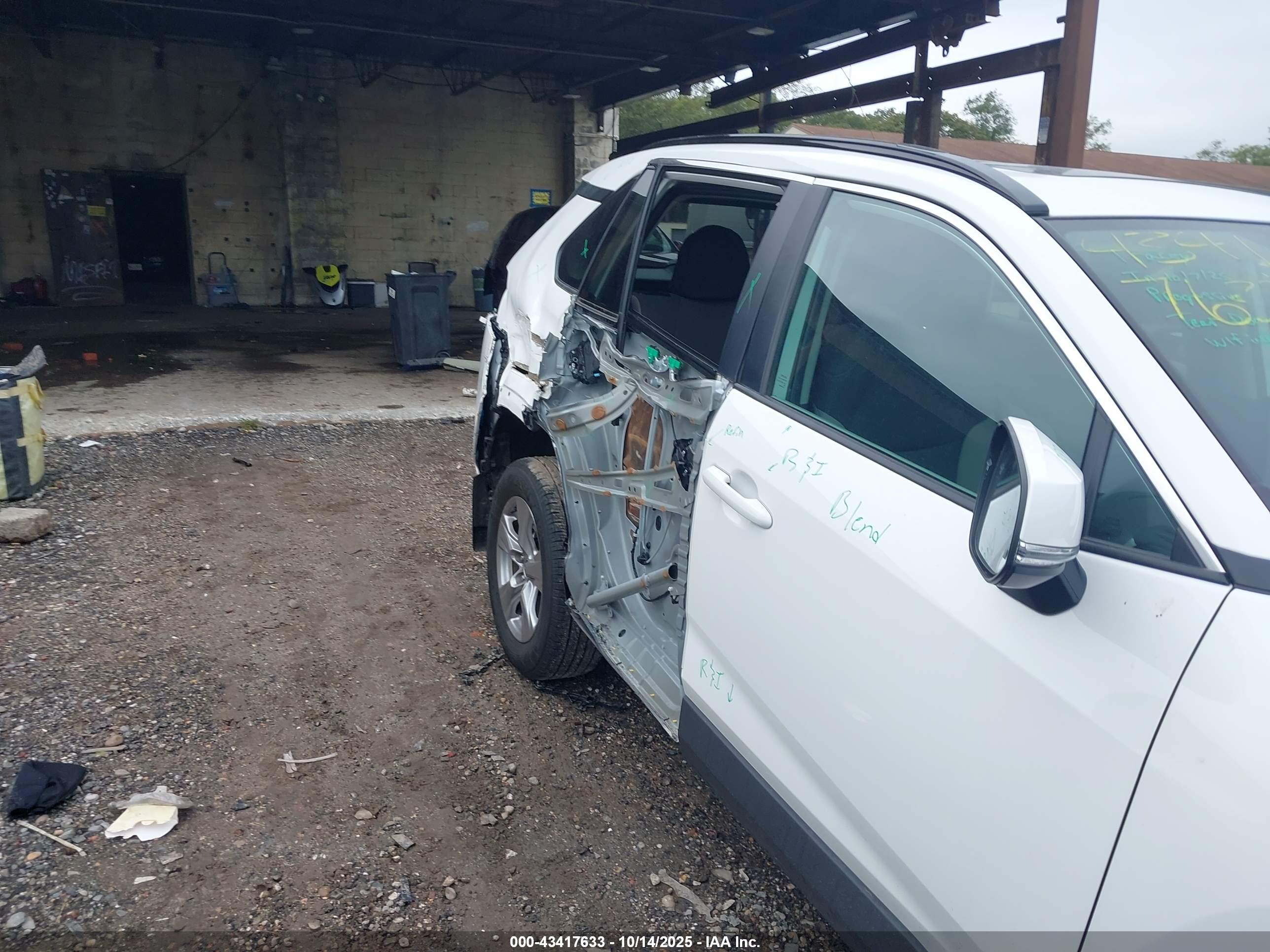 TOYOTA RAV4 image 6