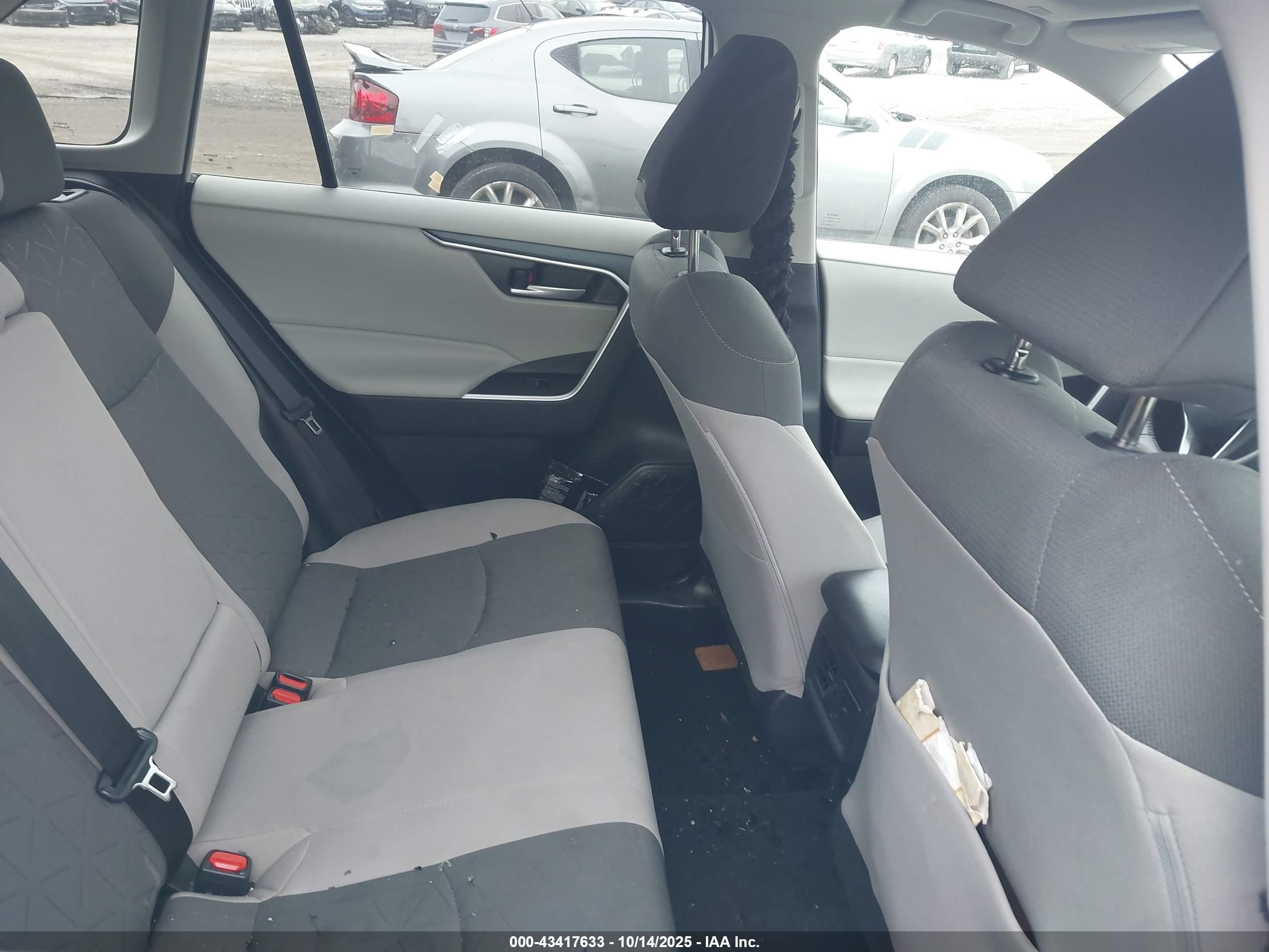 TOYOTA RAV4 image 8