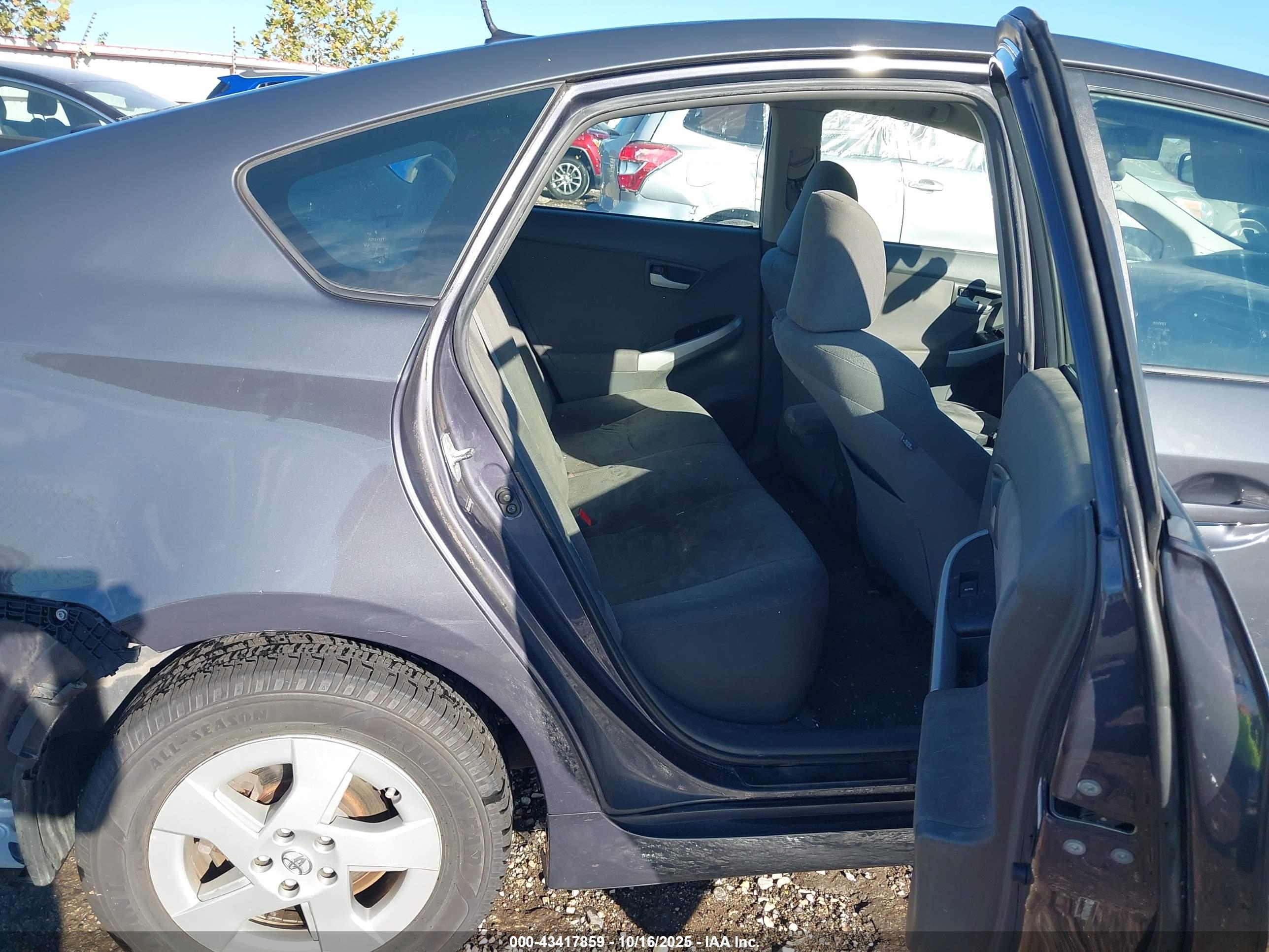 TOYOTA PRIUS image 8