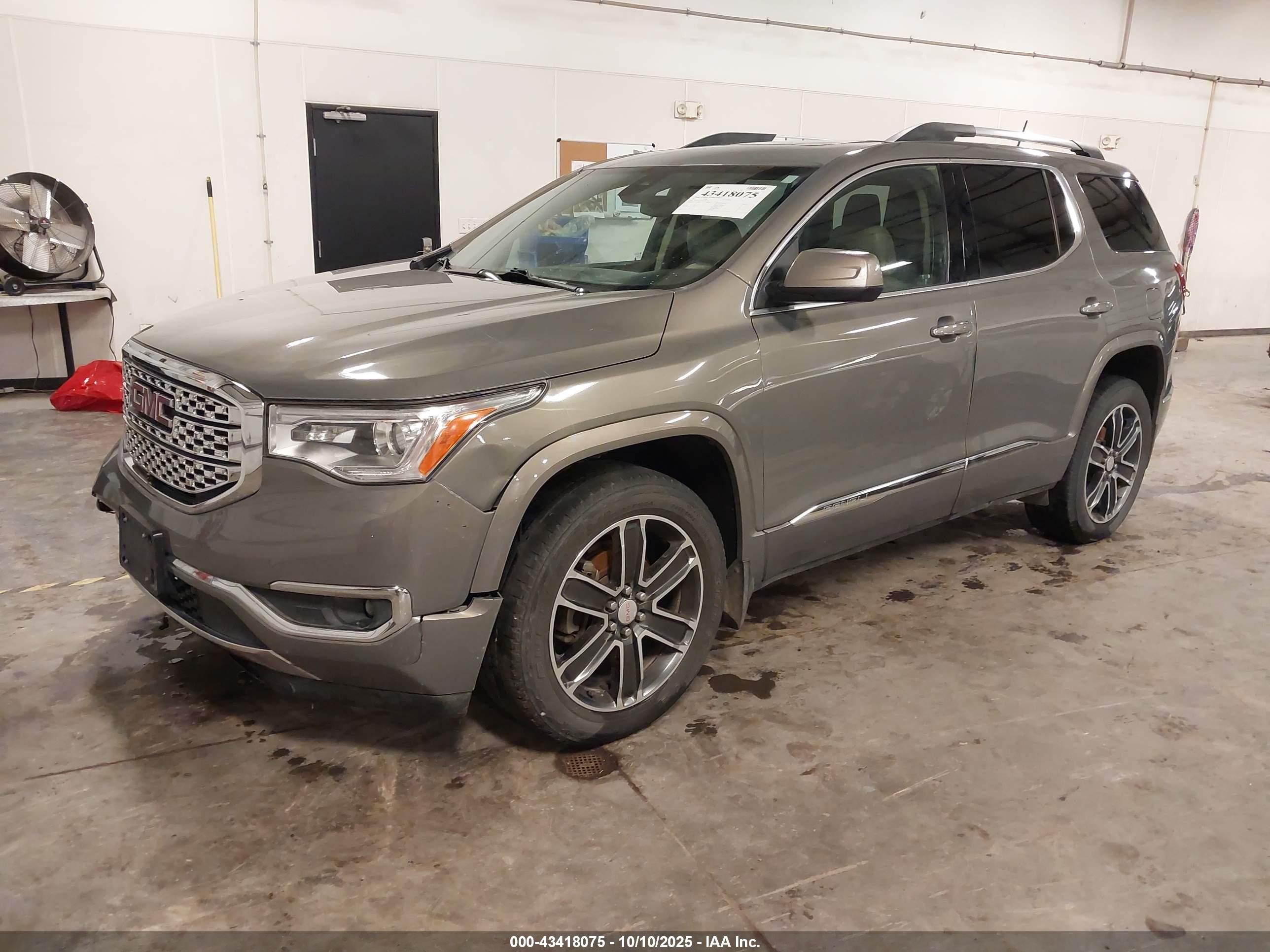 GMC ACADIA image 2