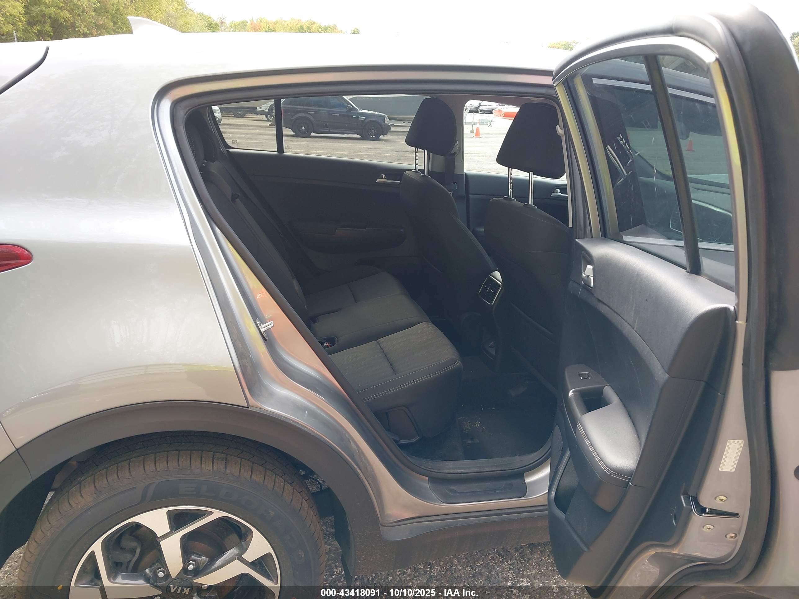 KIA SPORTAGE image 8