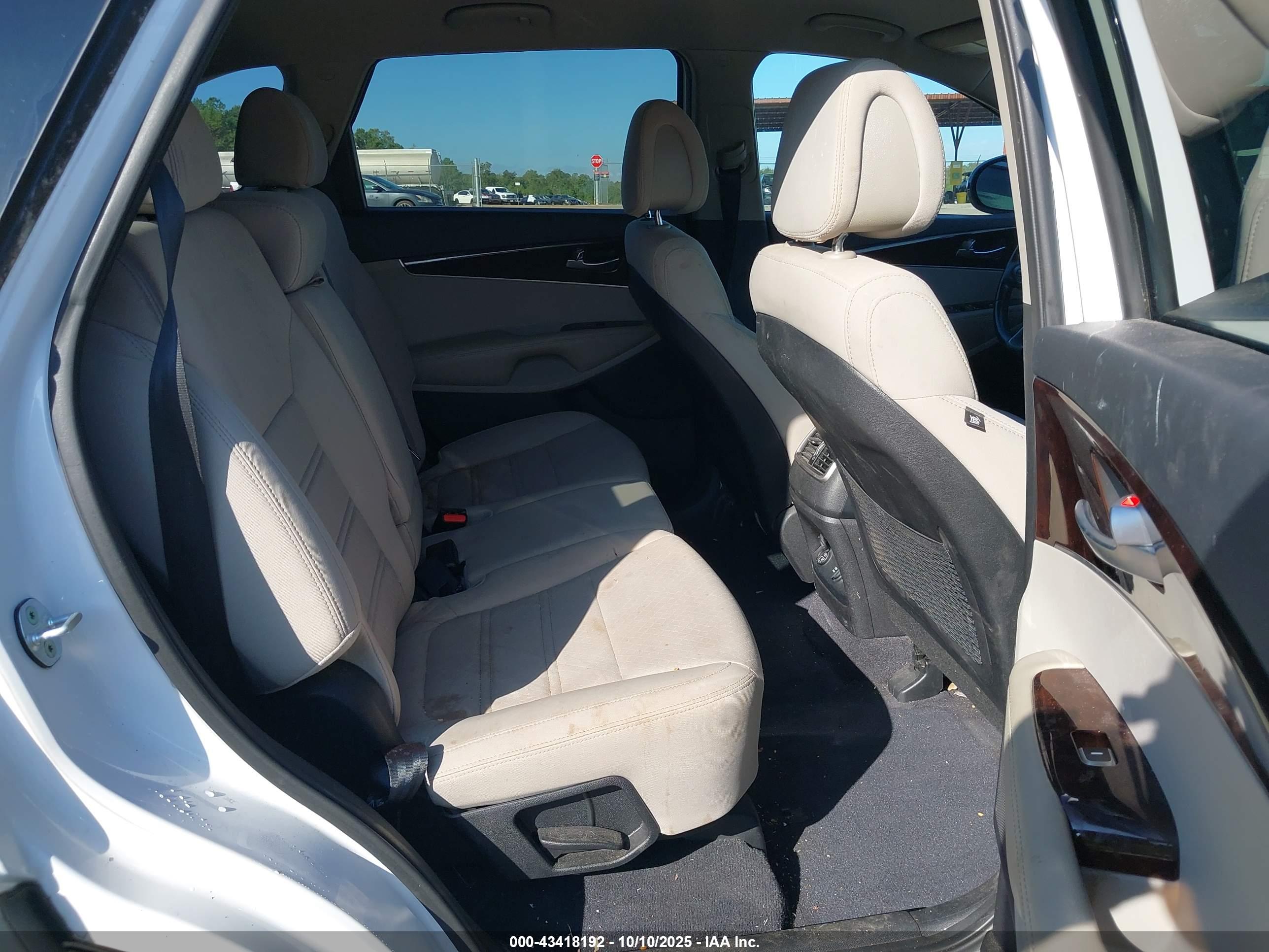 KIA SORENTO image 8