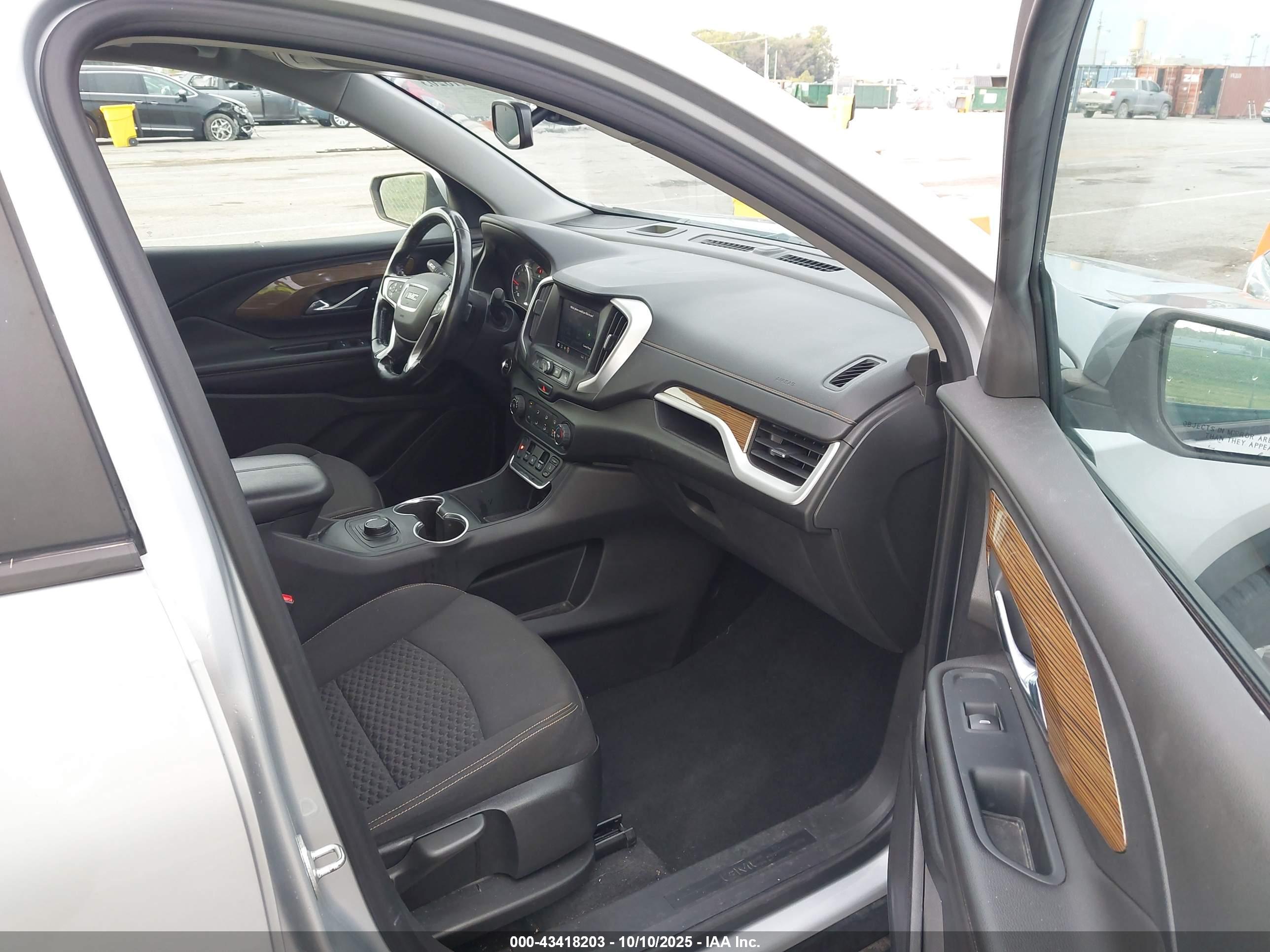 GMC TERRAIN image 5