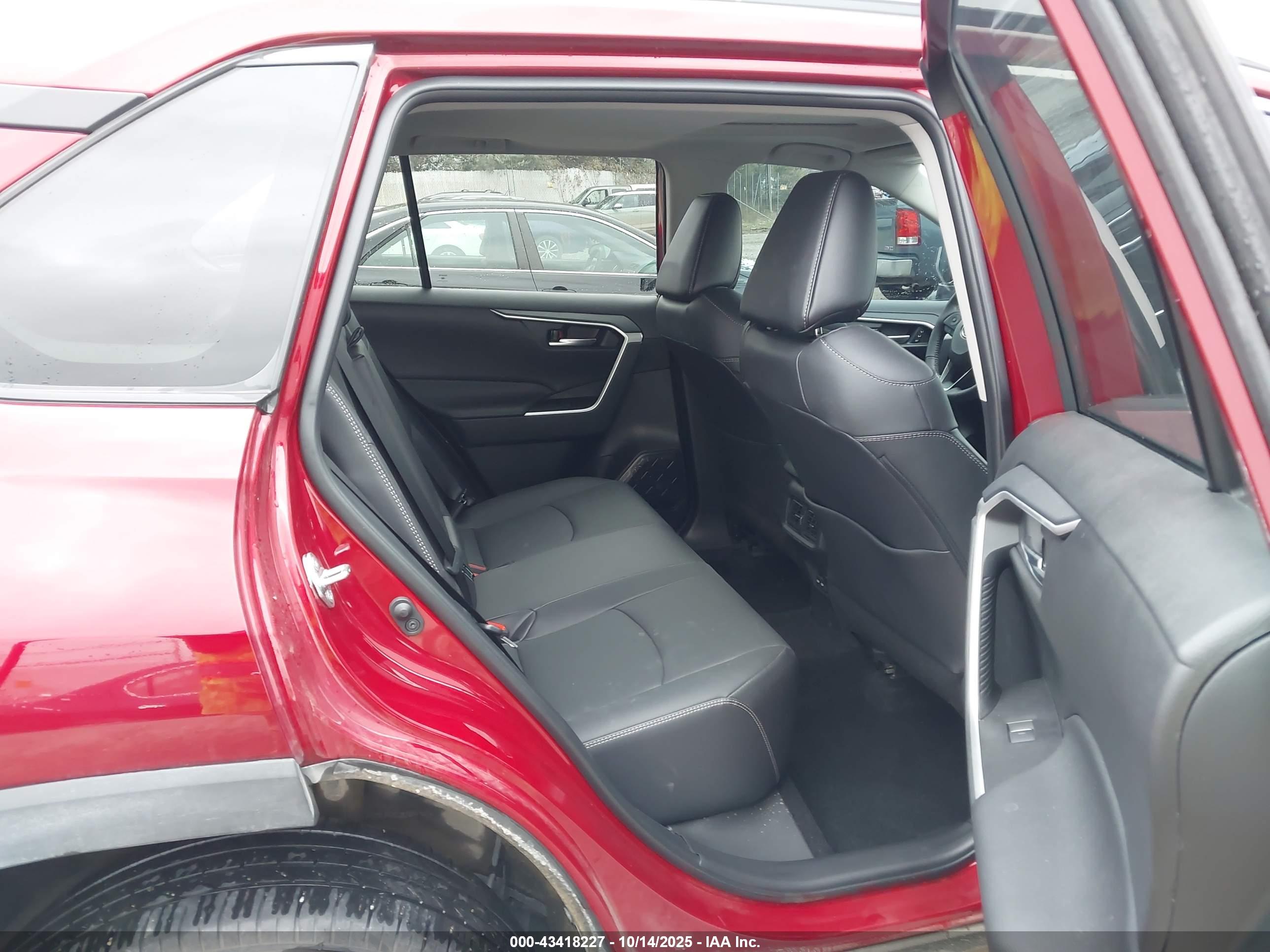 TOYOTA RAV4 image 8