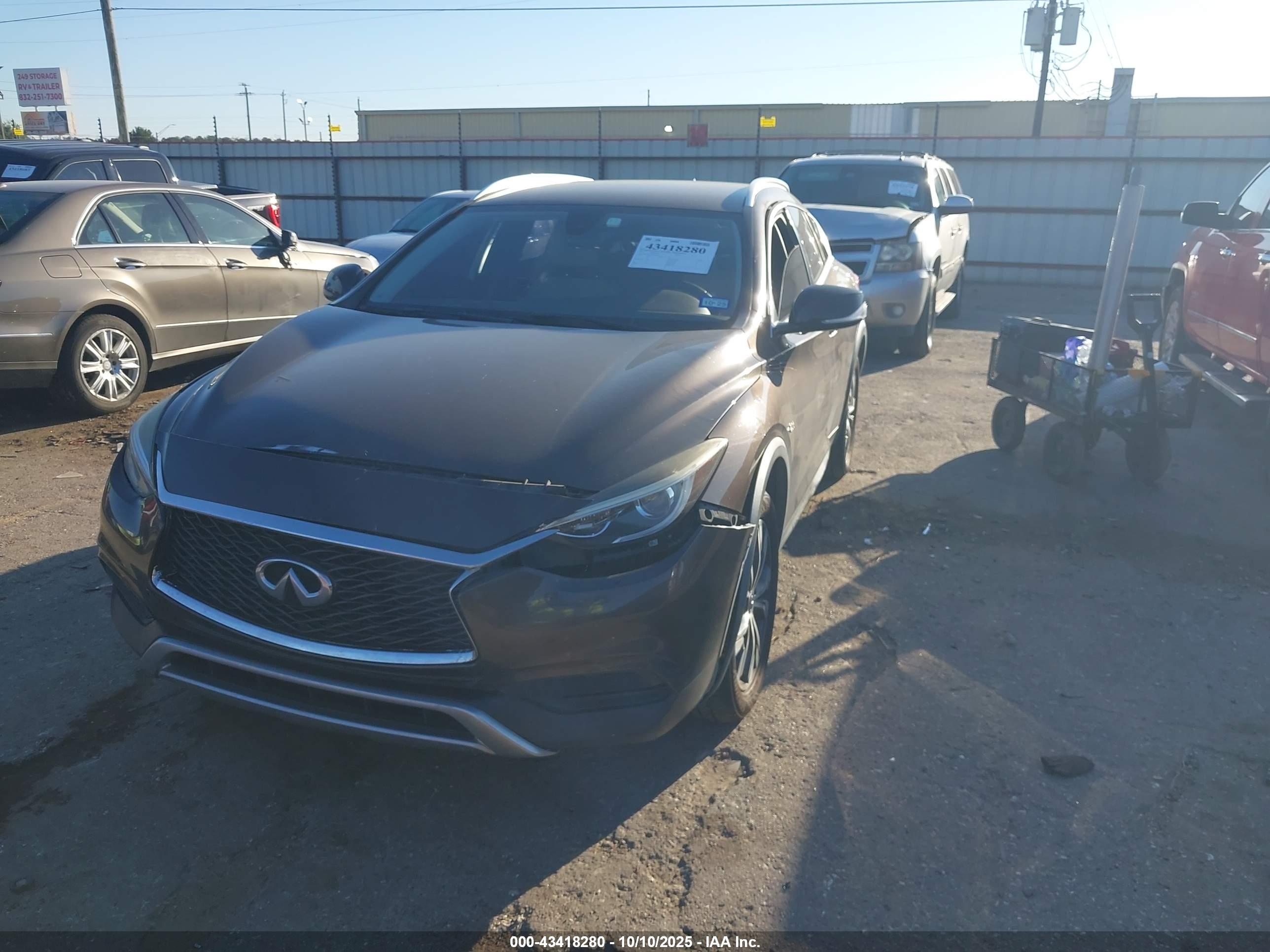 INFINITI QX30 image 2