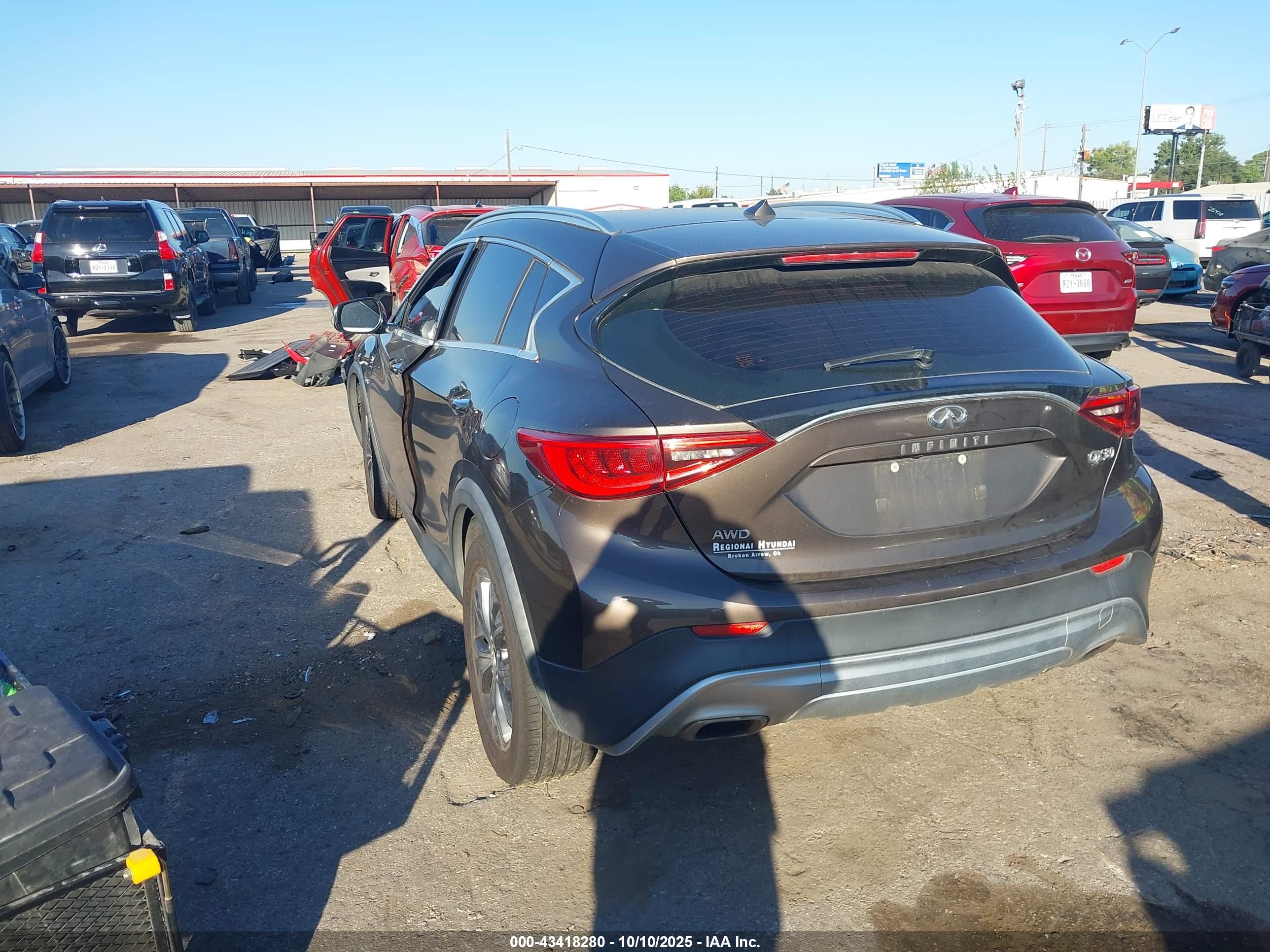 INFINITI QX30 image 3