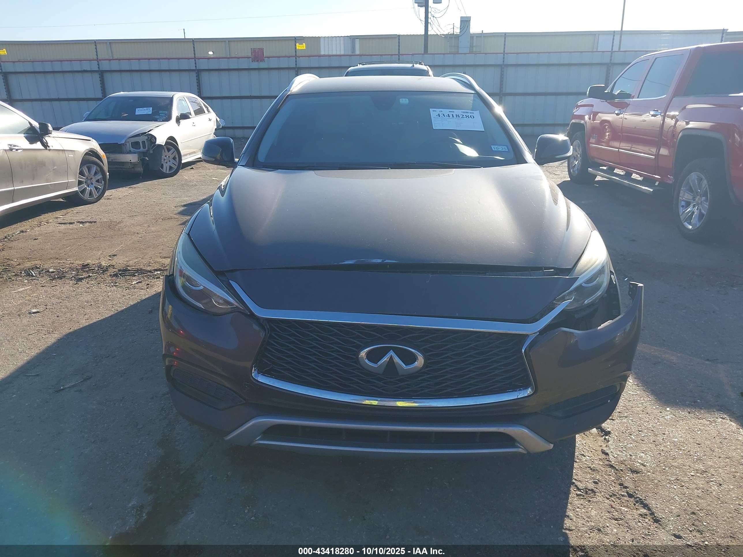 INFINITI QX30 image 6