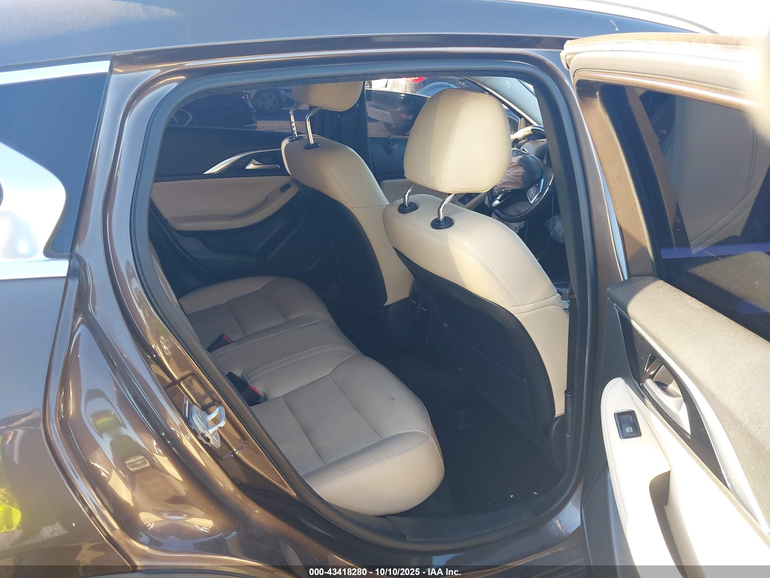INFINITI QX30 image 8