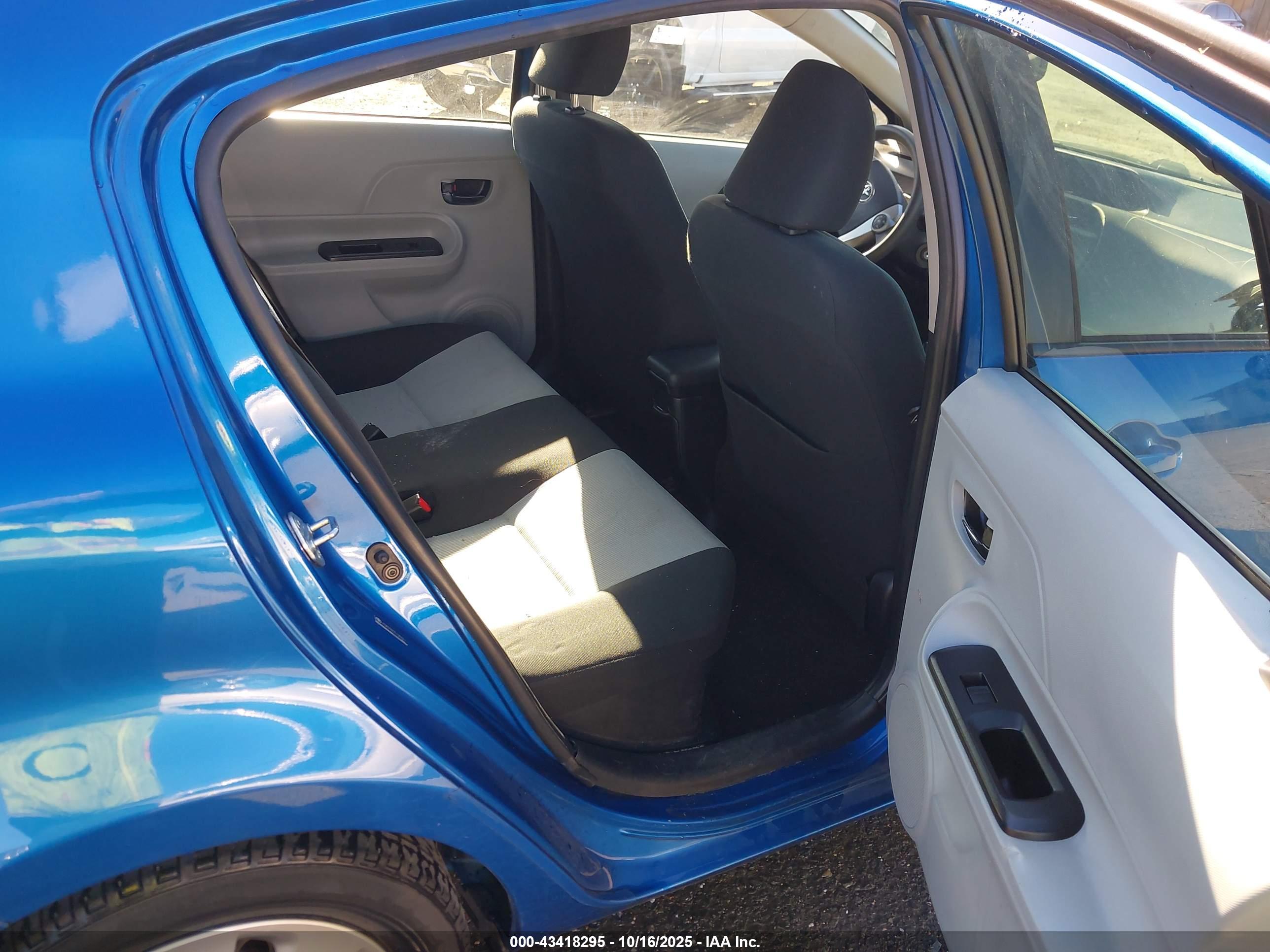 TOYOTA PRIUS image 8