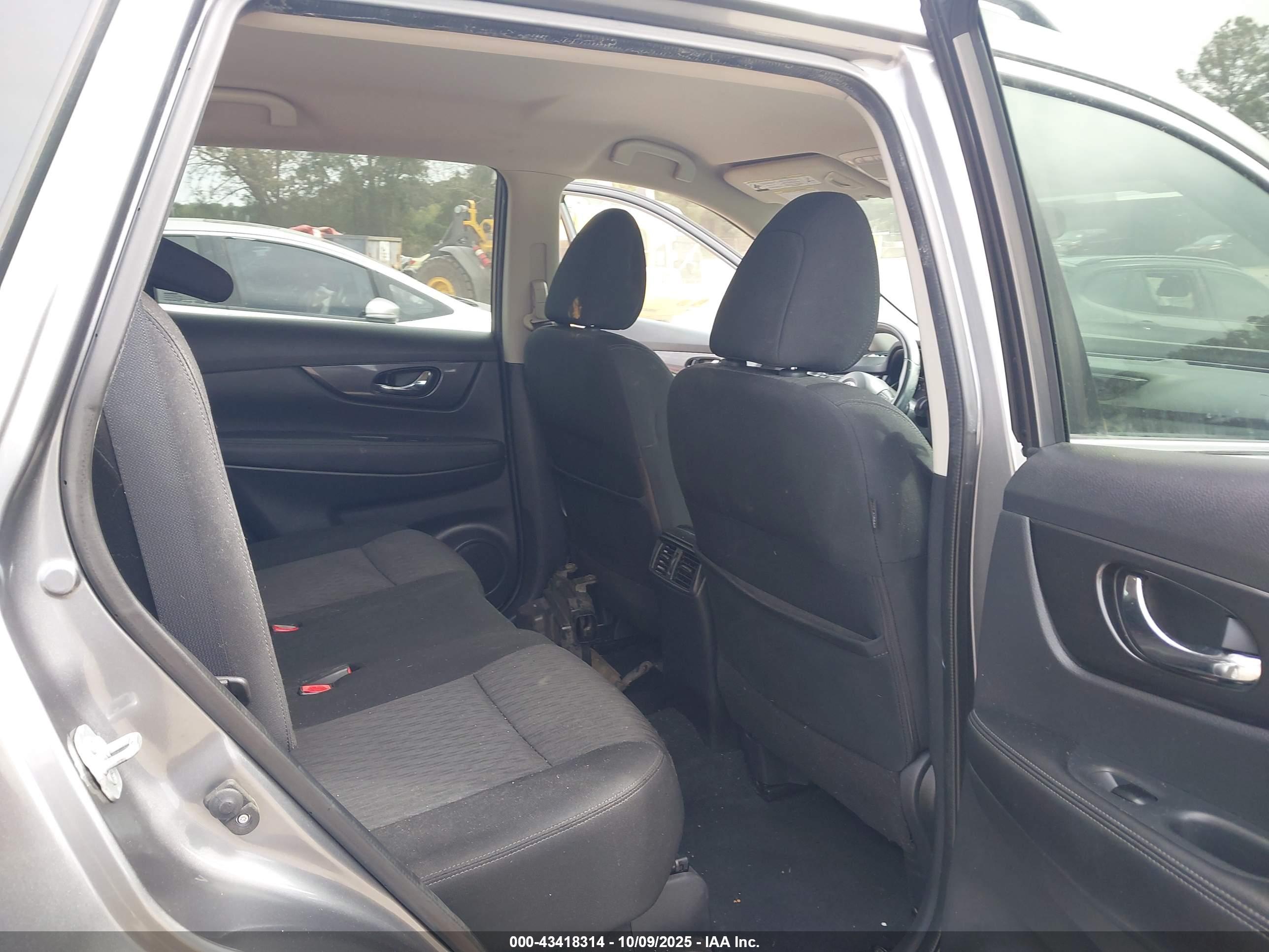 NISSAN ROGUE image 8