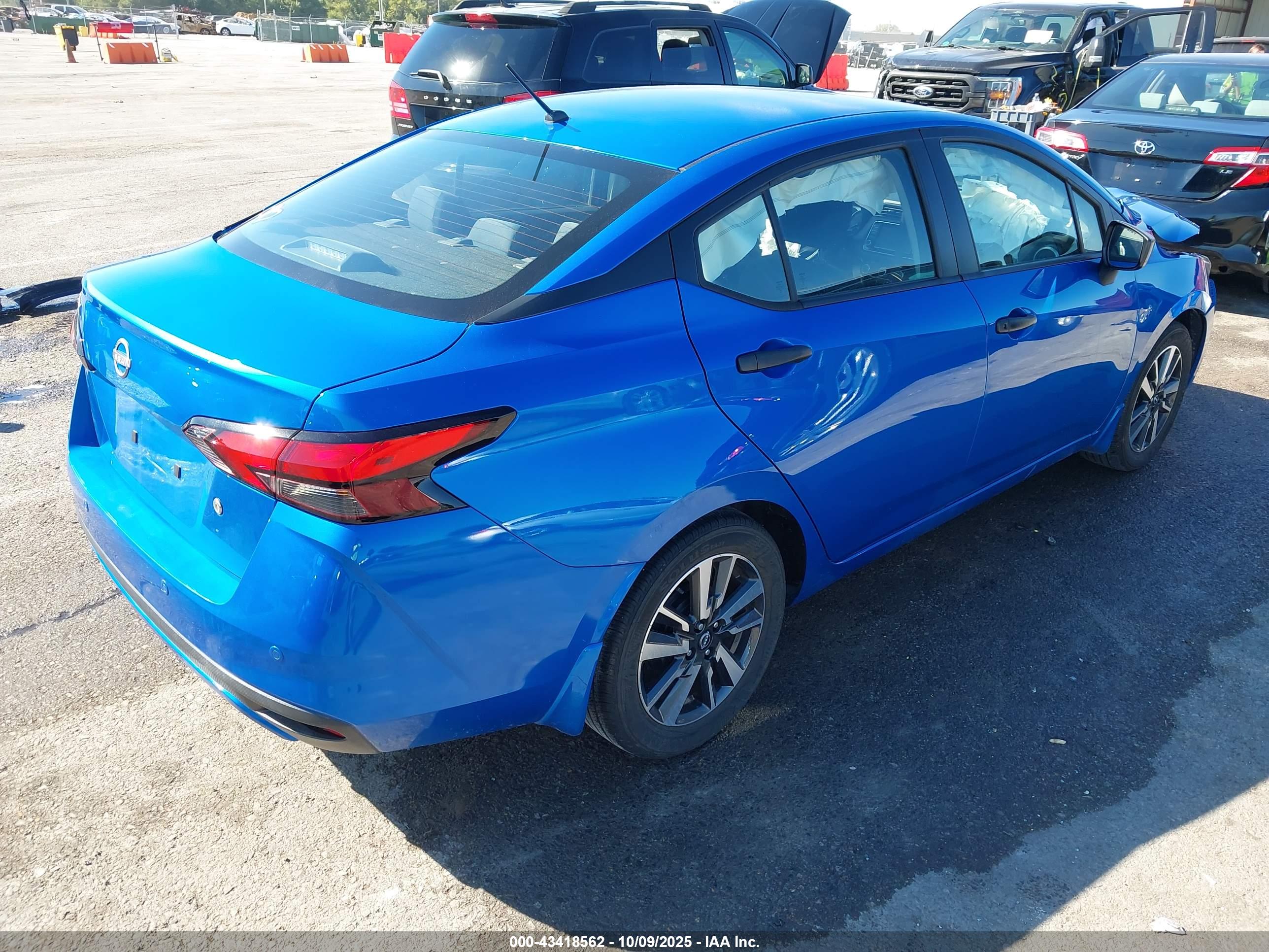 NISSAN VERSA image 4
