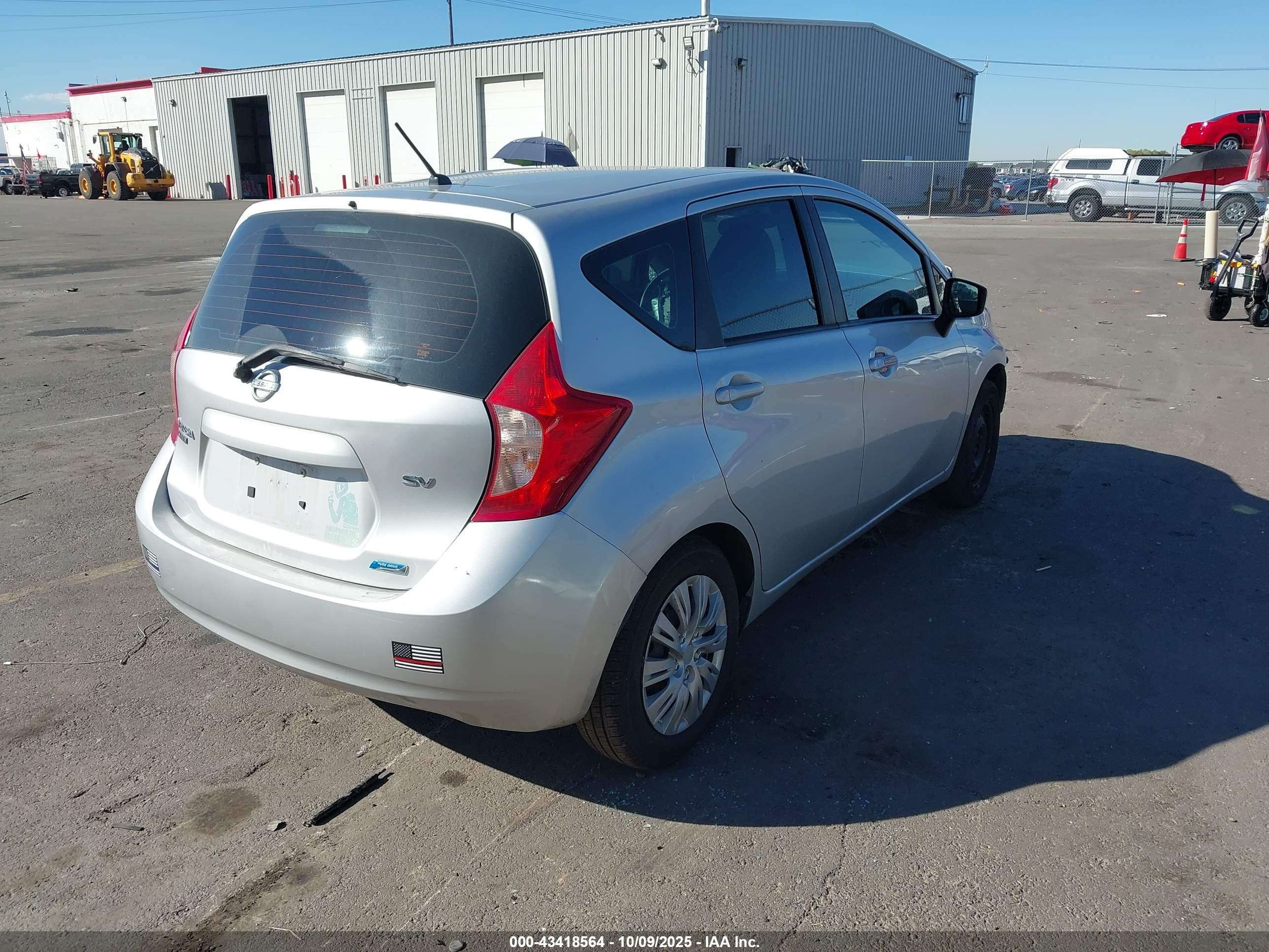 NISSAN VERSA image 4