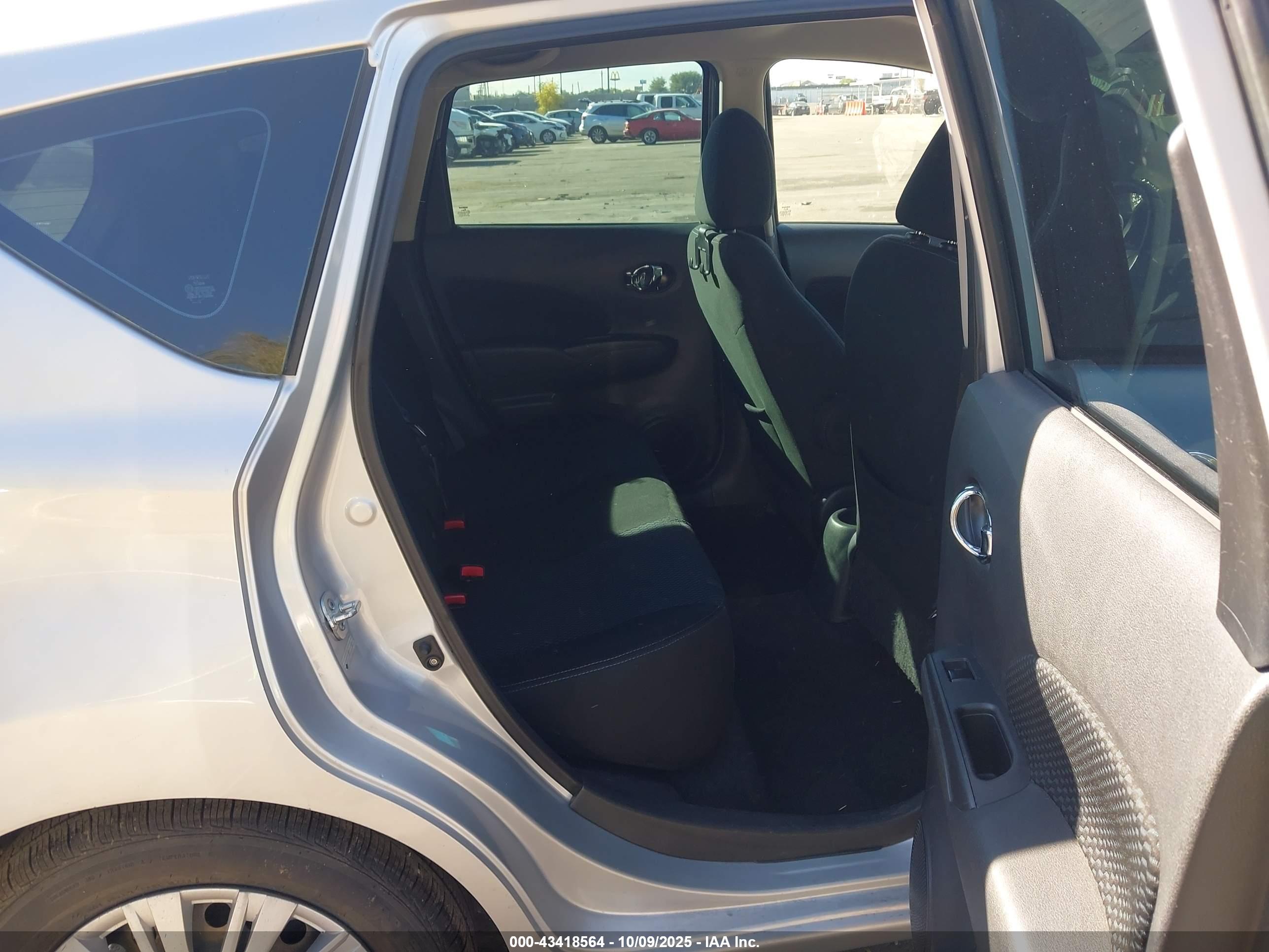 NISSAN VERSA image 8