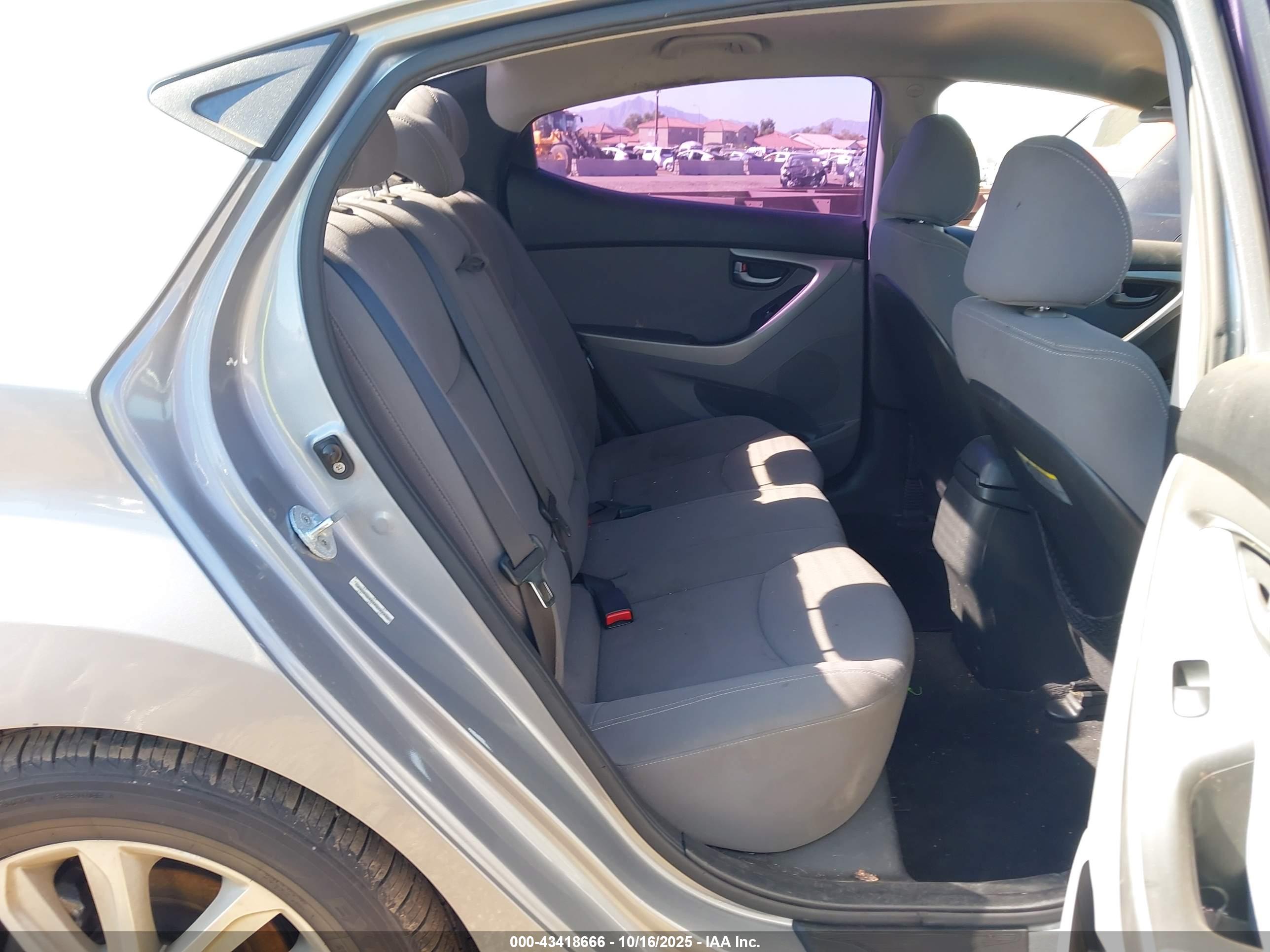 HYUNDAI ELANTRA image 8