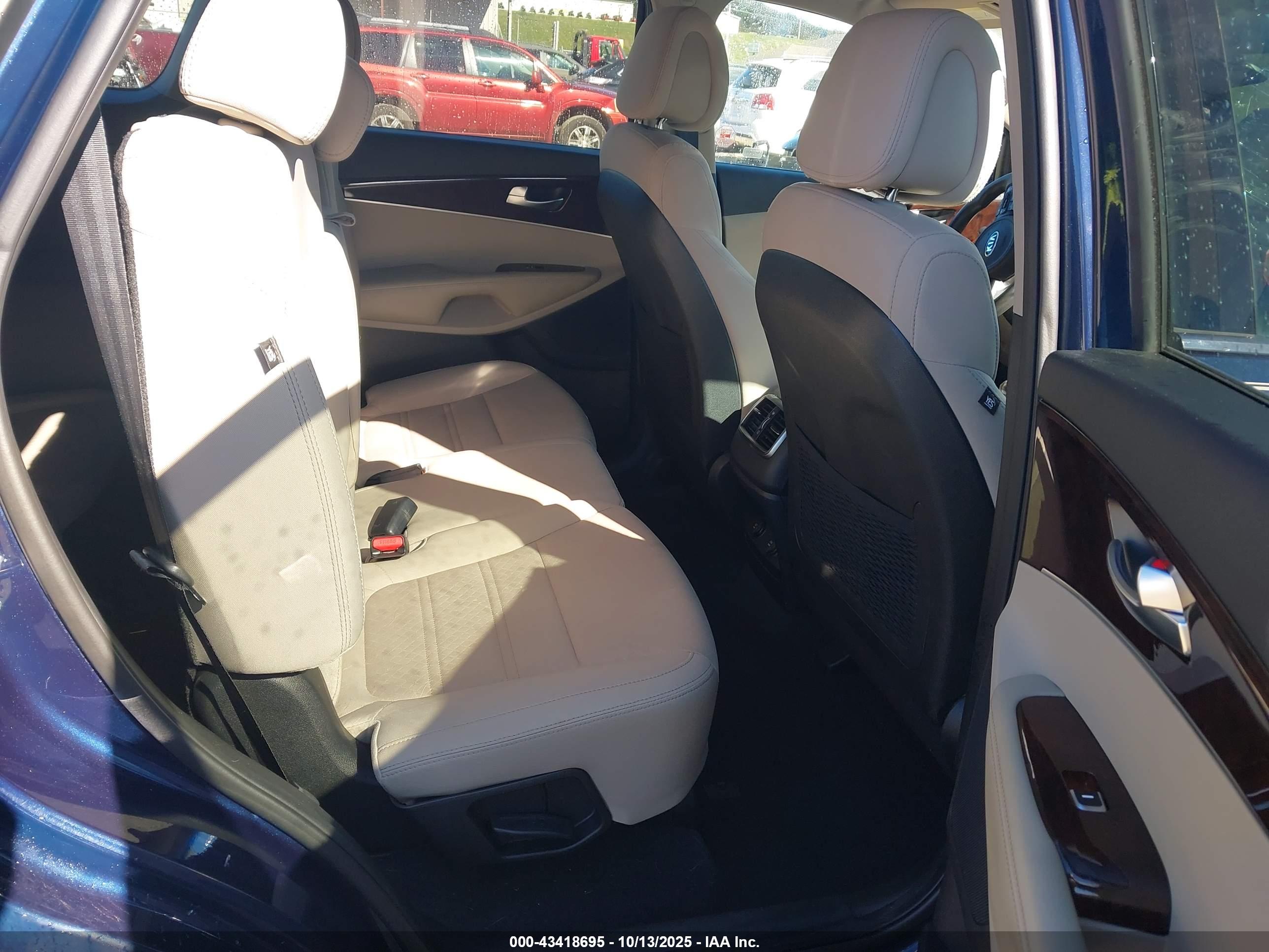 KIA SORENTO image 8
