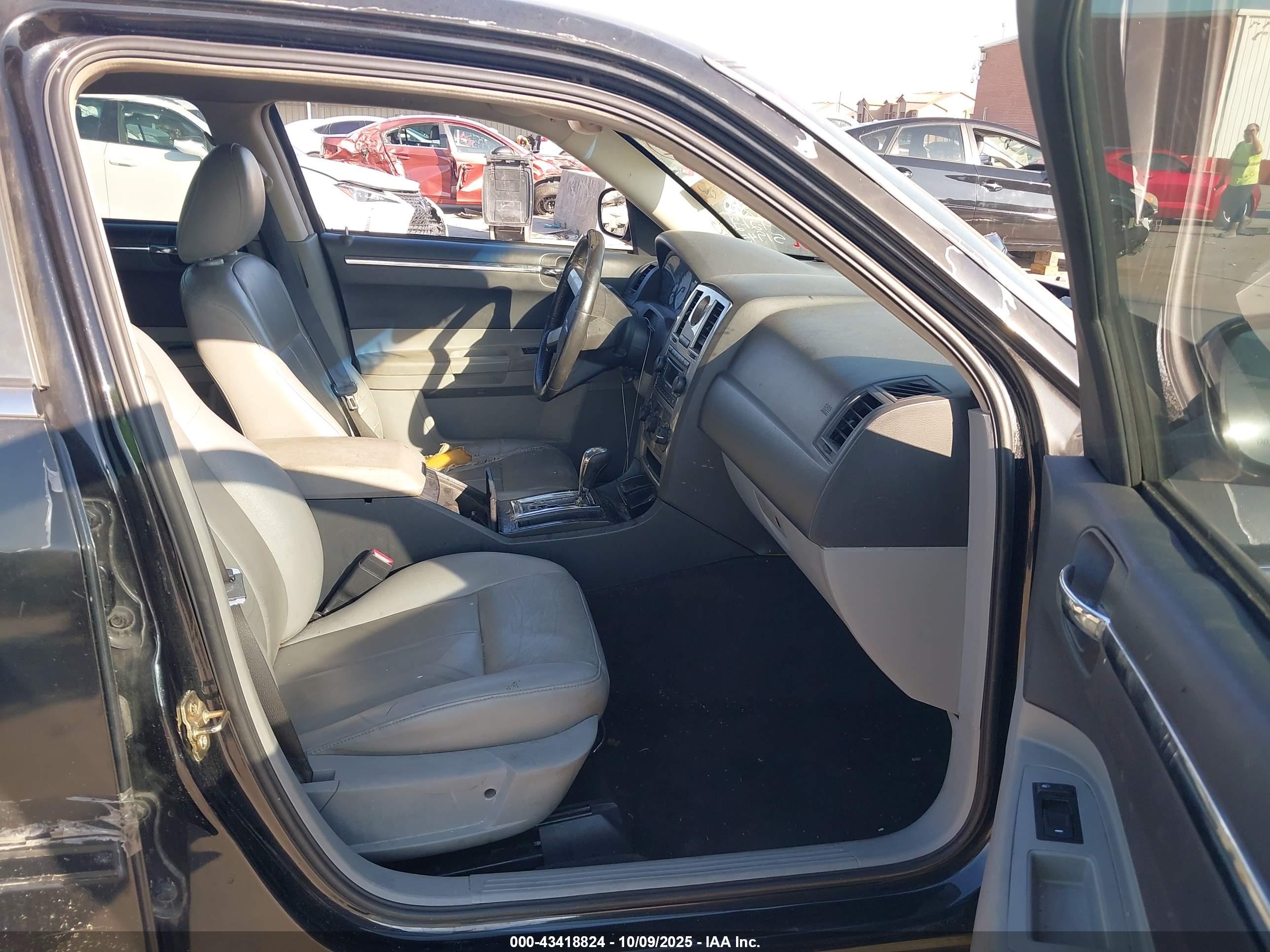 CHRYSLER 300 image 5