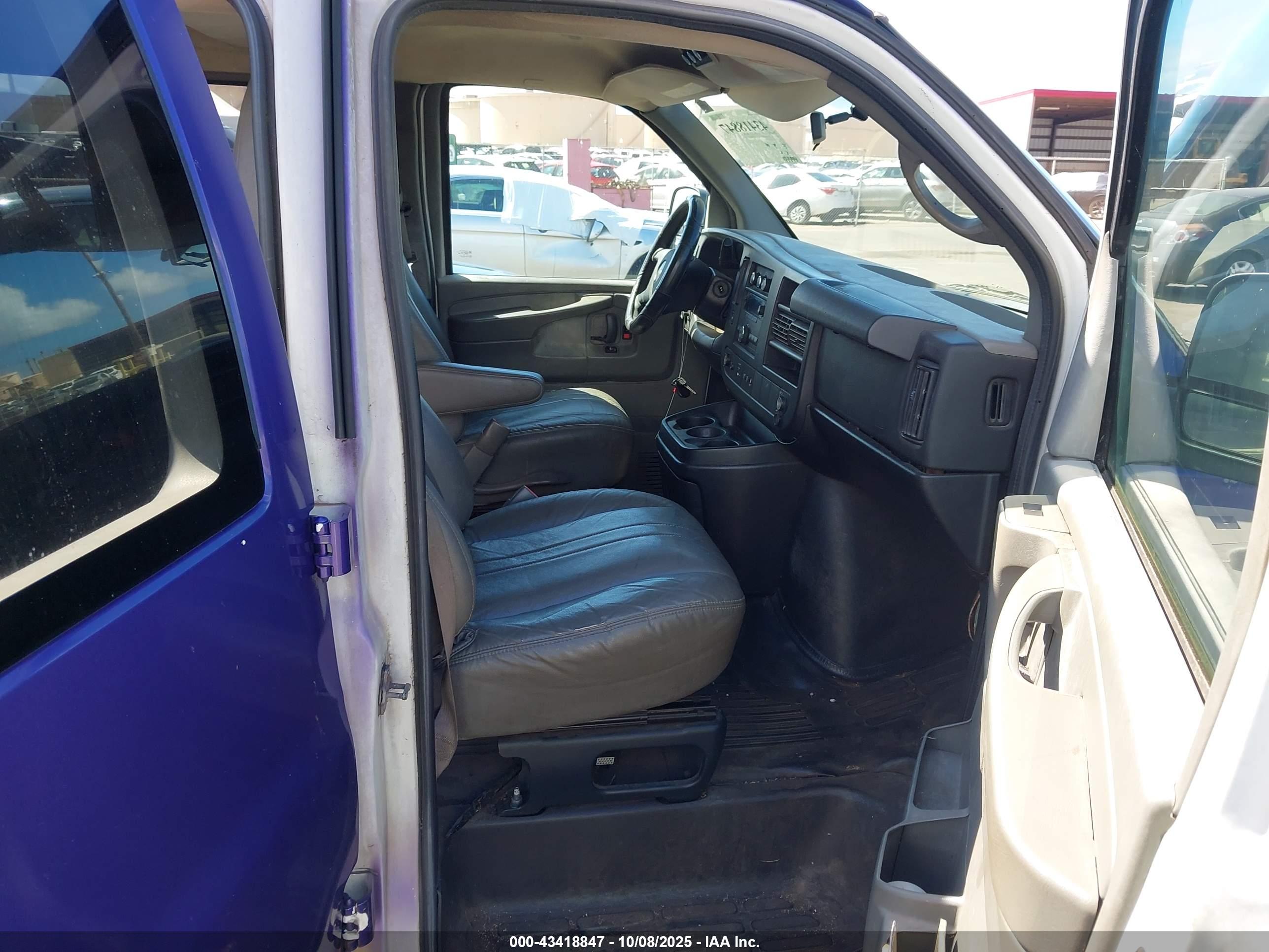 CHEVROLET EXPRESS image 5