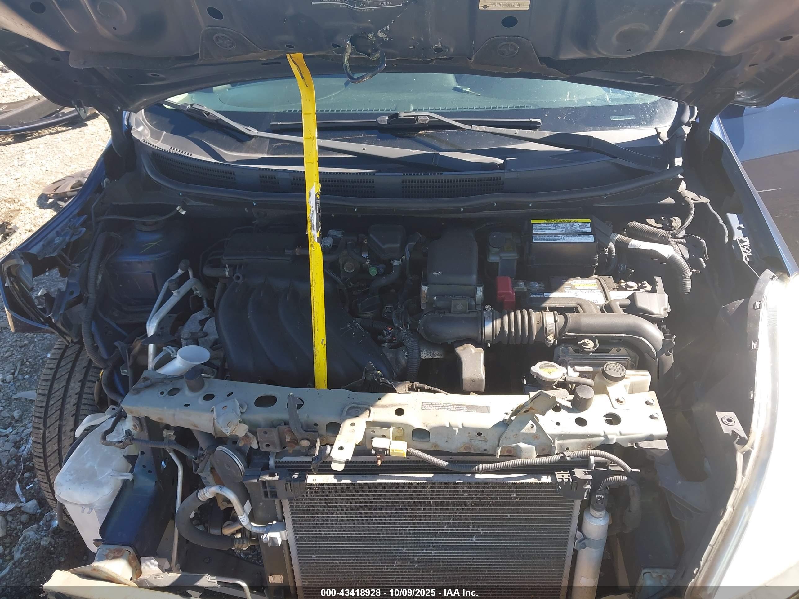 NISSAN VERSA image 10