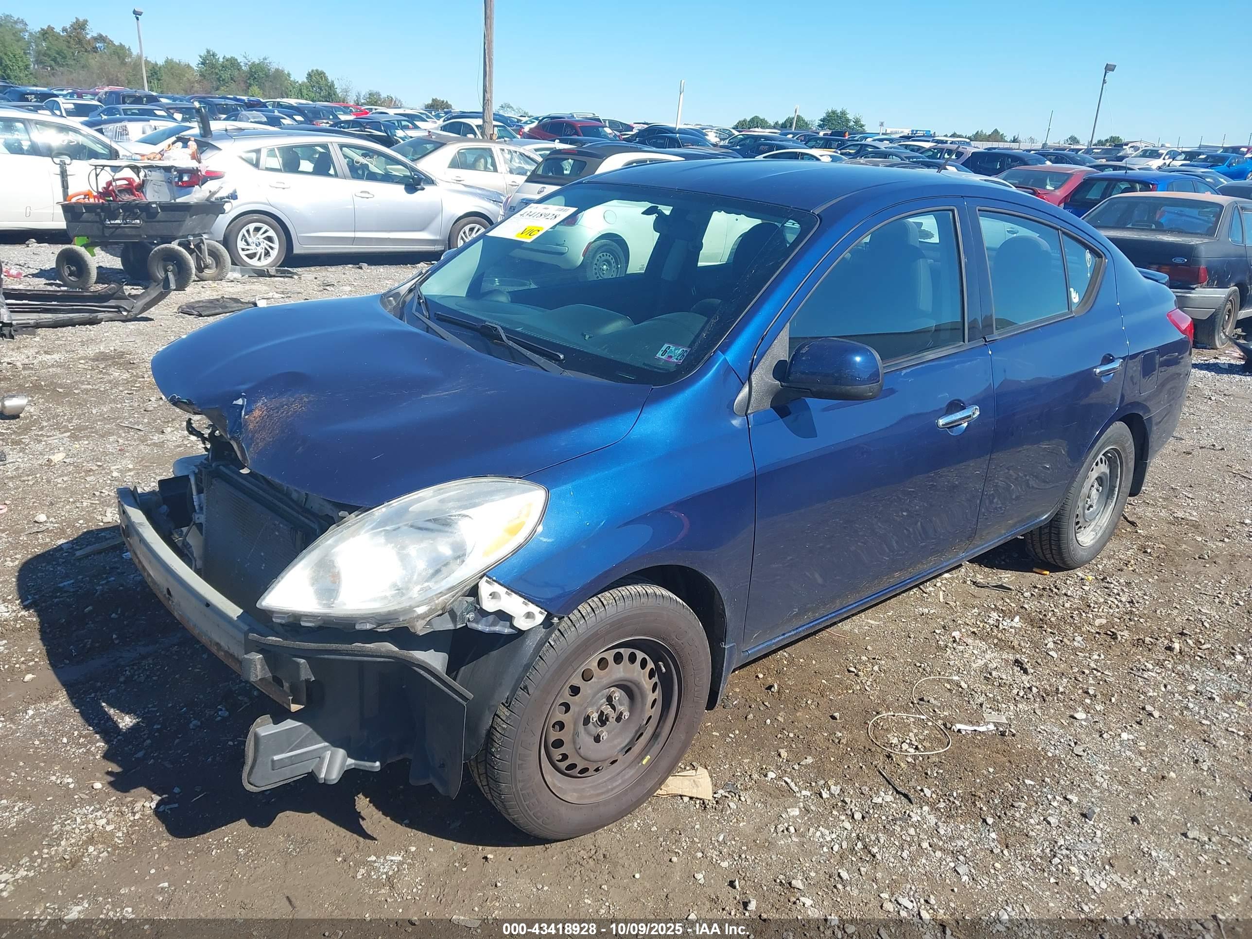 NISSAN VERSA image 2