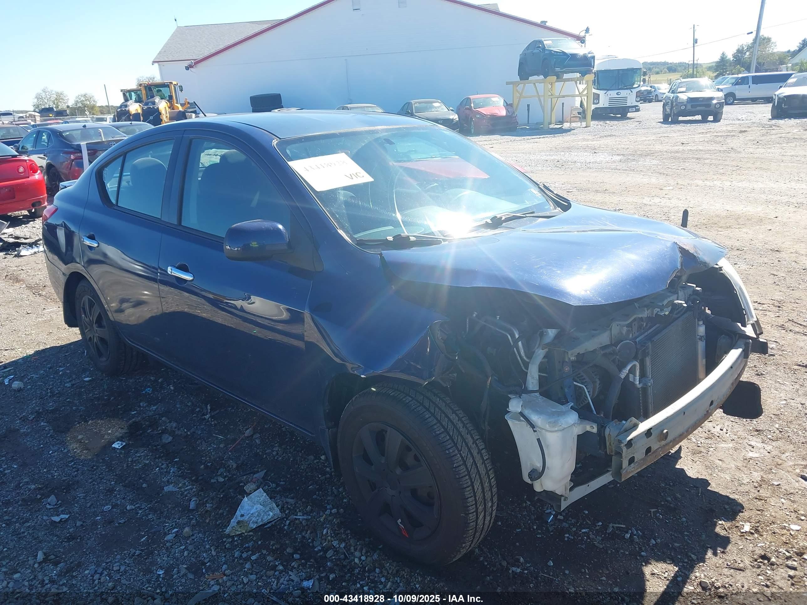 NISSAN VERSA image 6