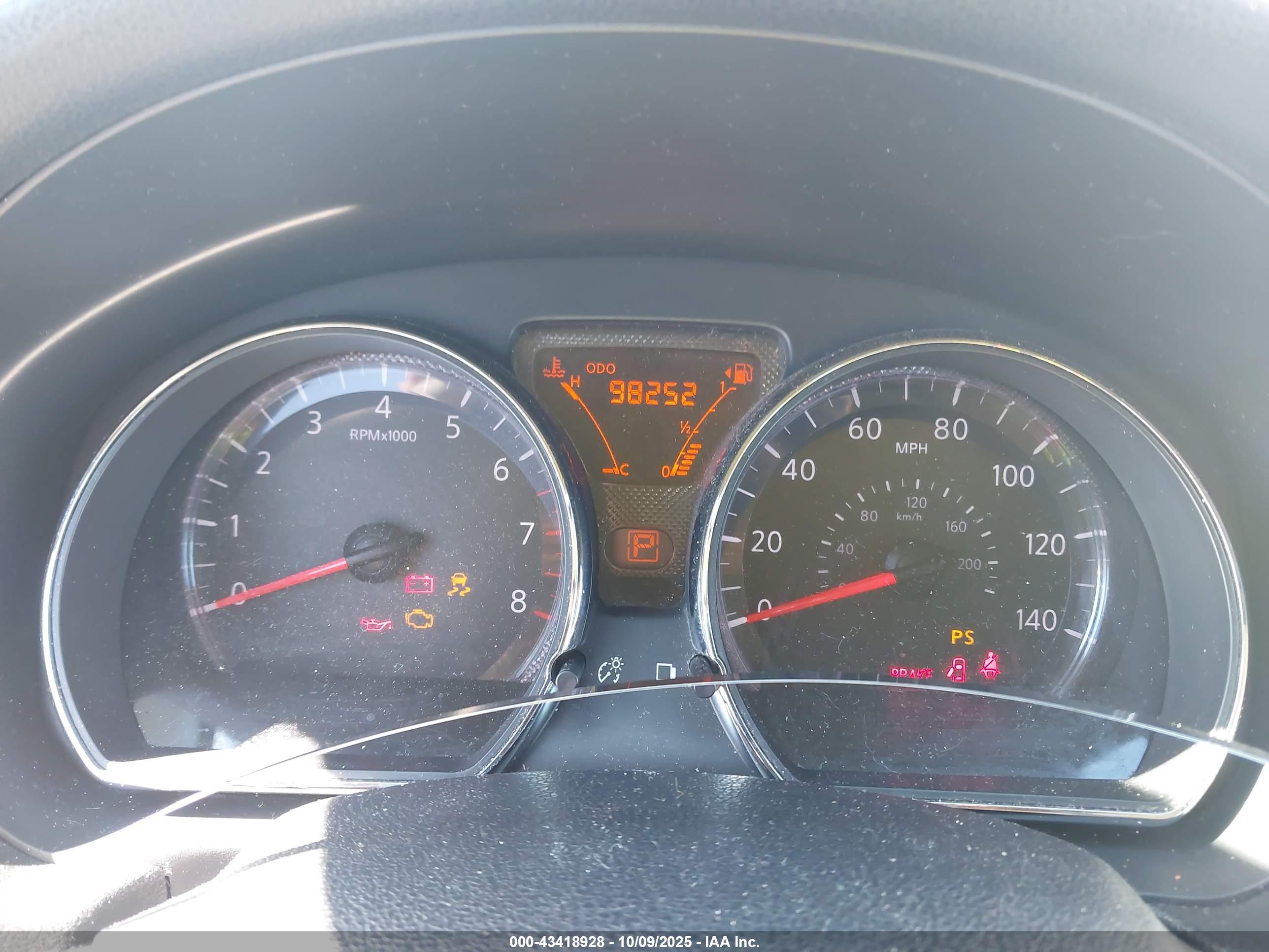 NISSAN VERSA image 7