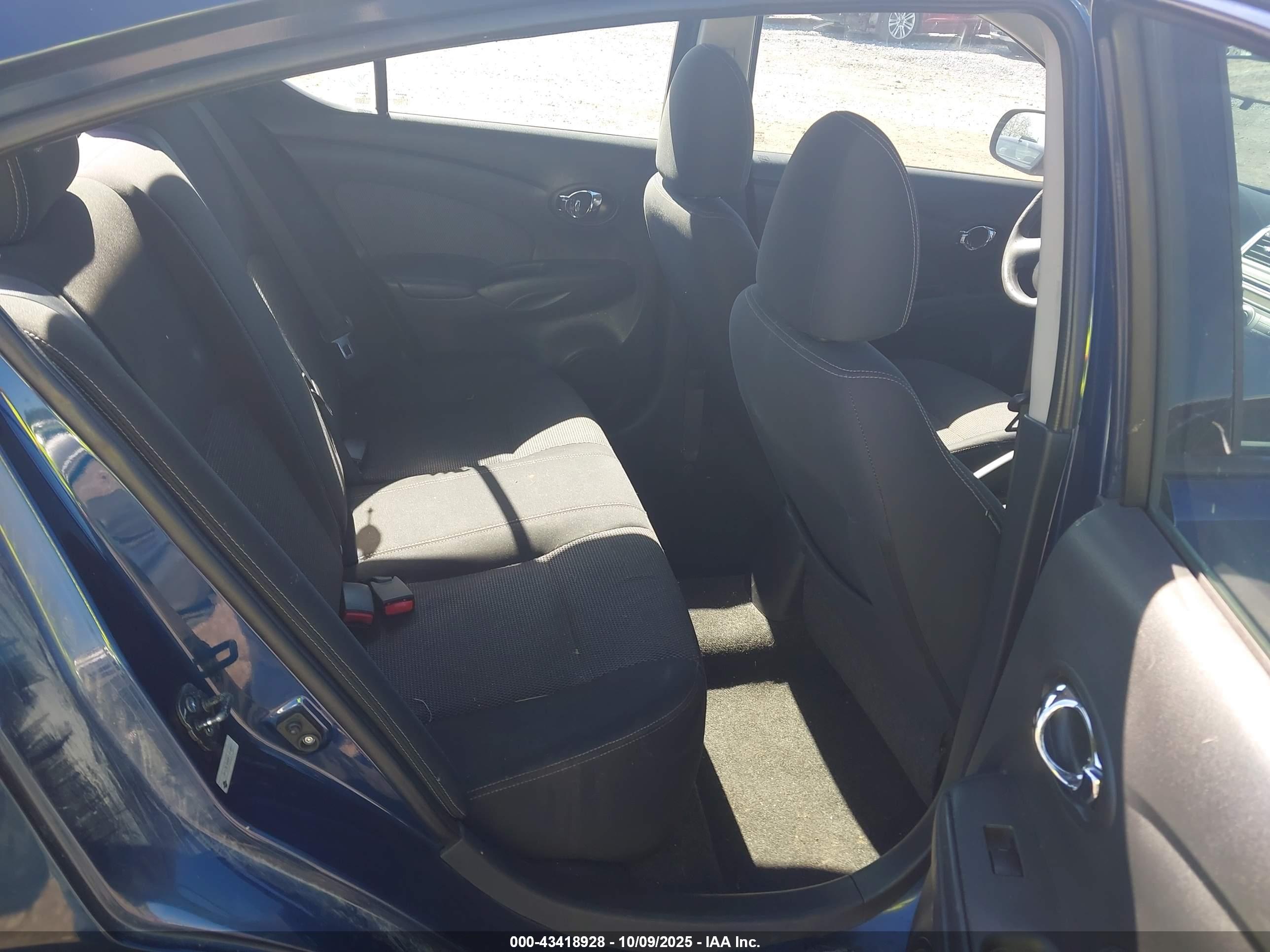 NISSAN VERSA image 8