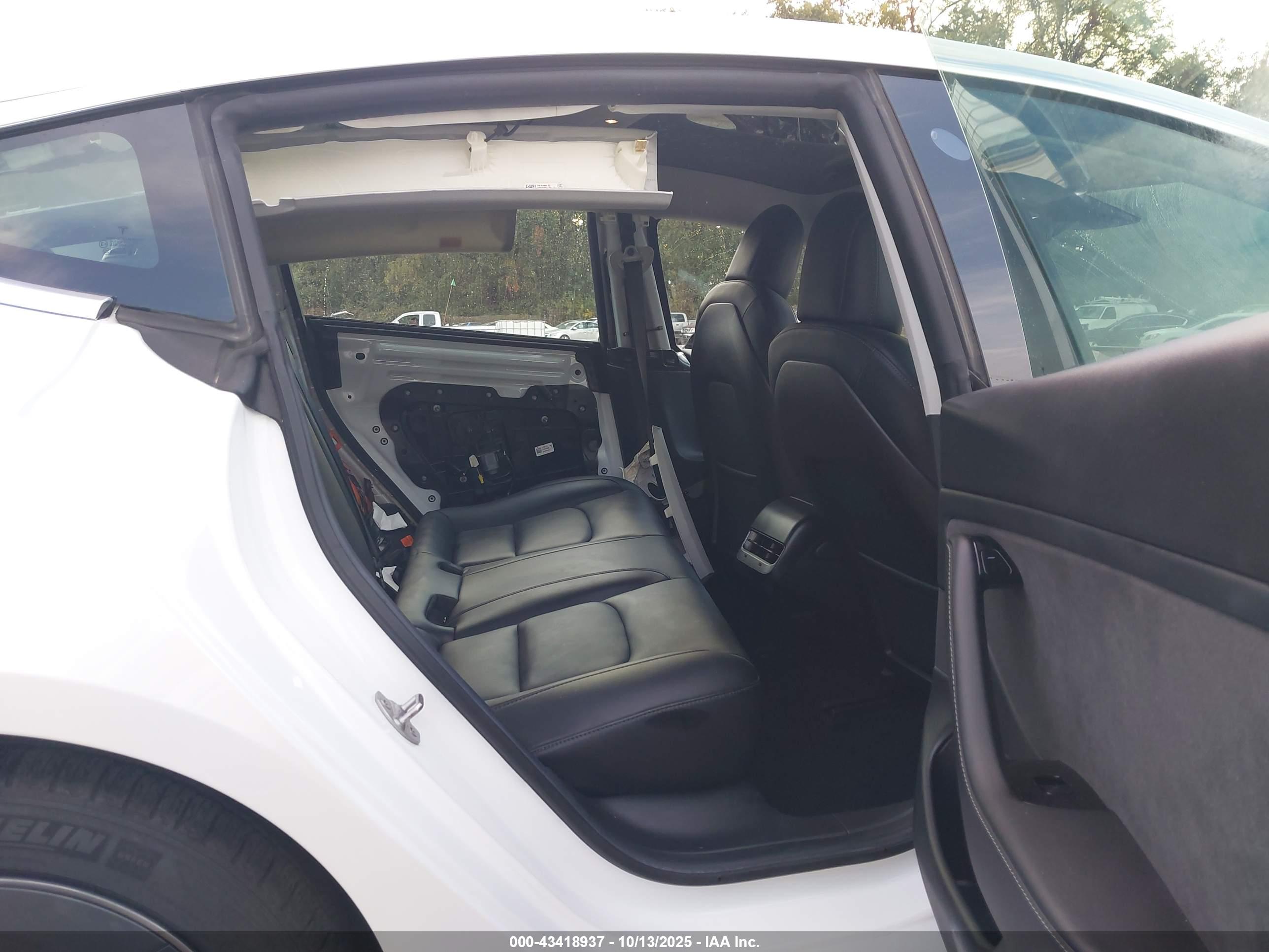 TESLA MODEL image 8