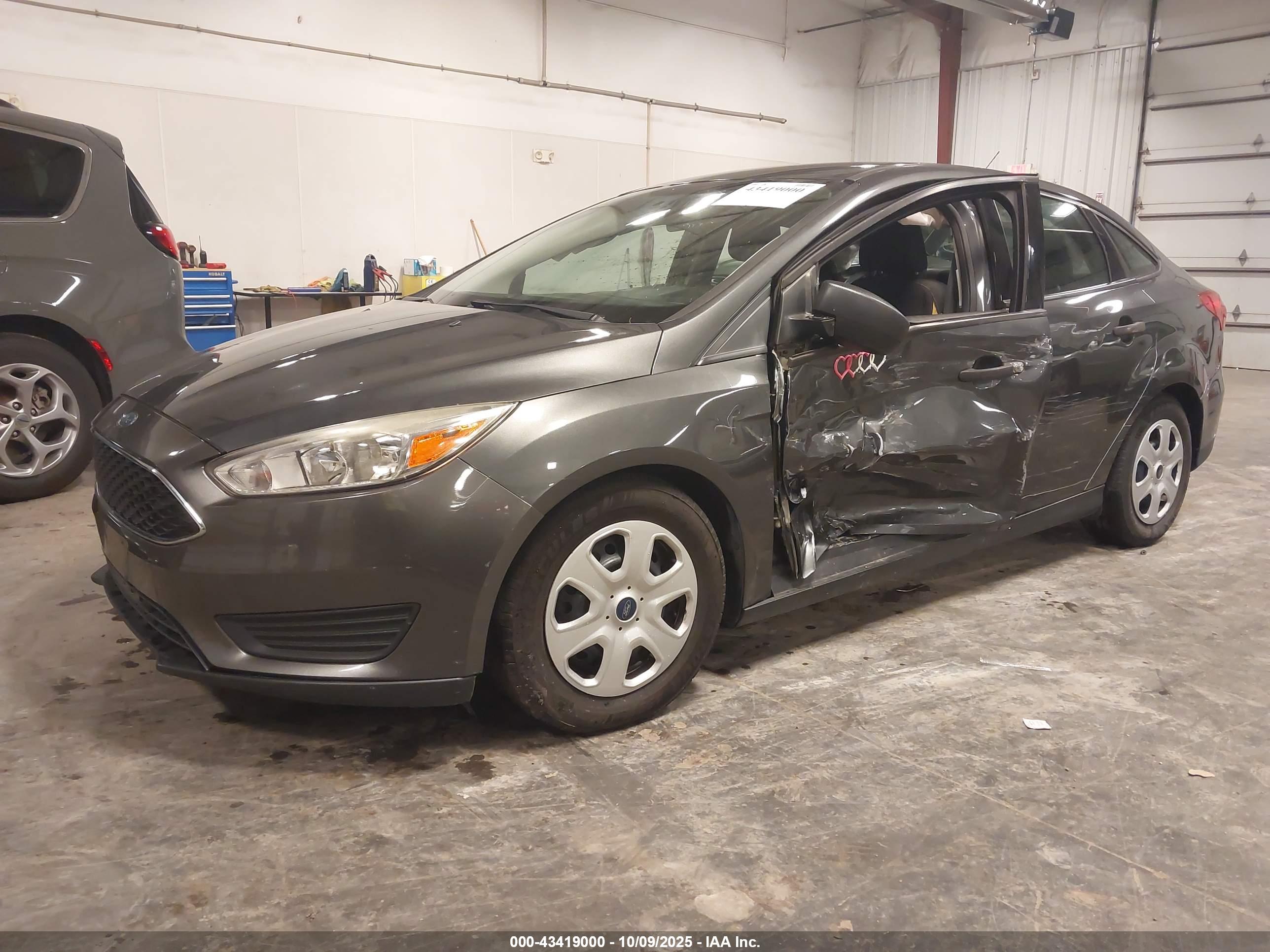 FORD FOCUS image 2