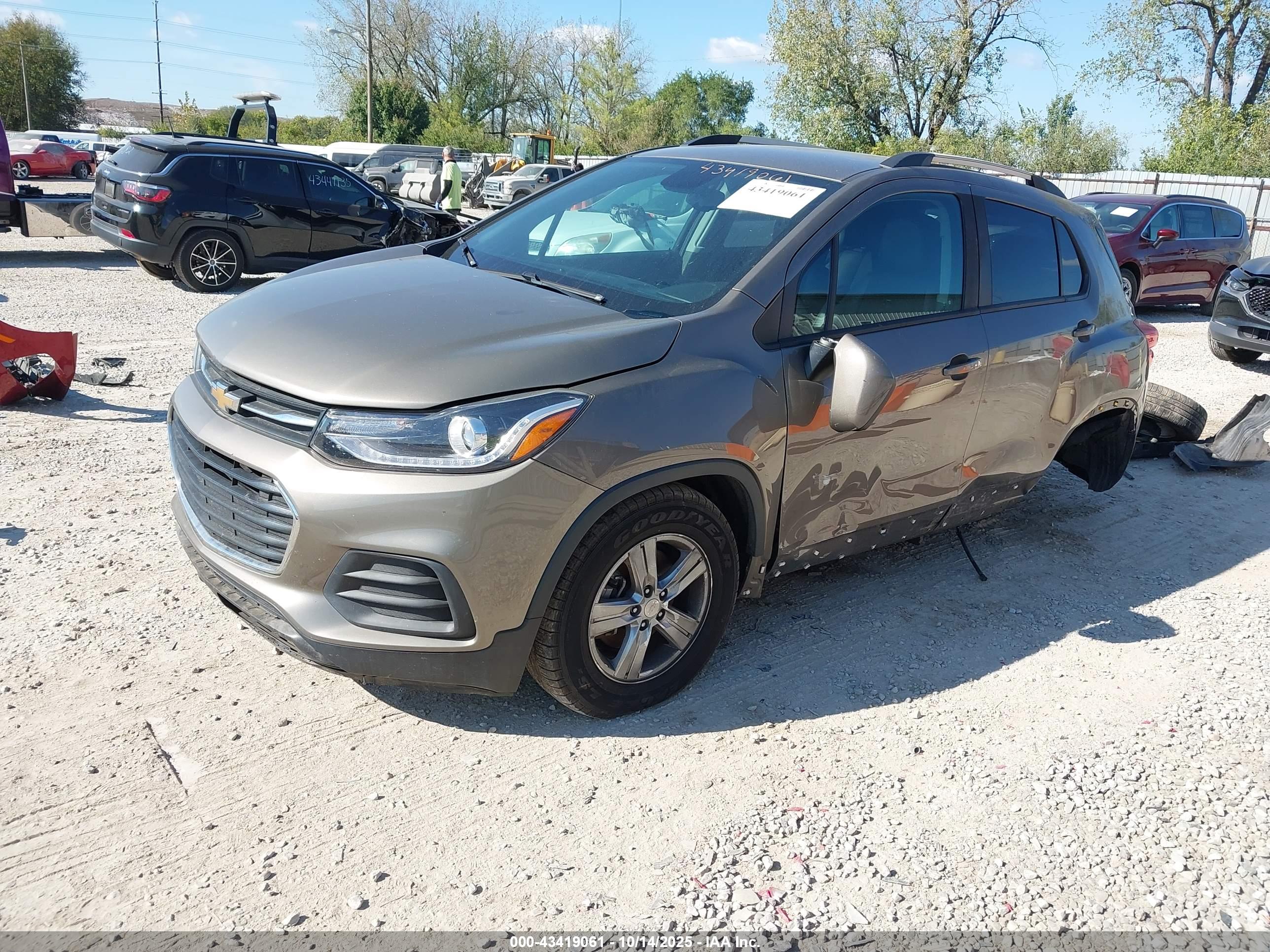 CHEVROLET TRAX image 2