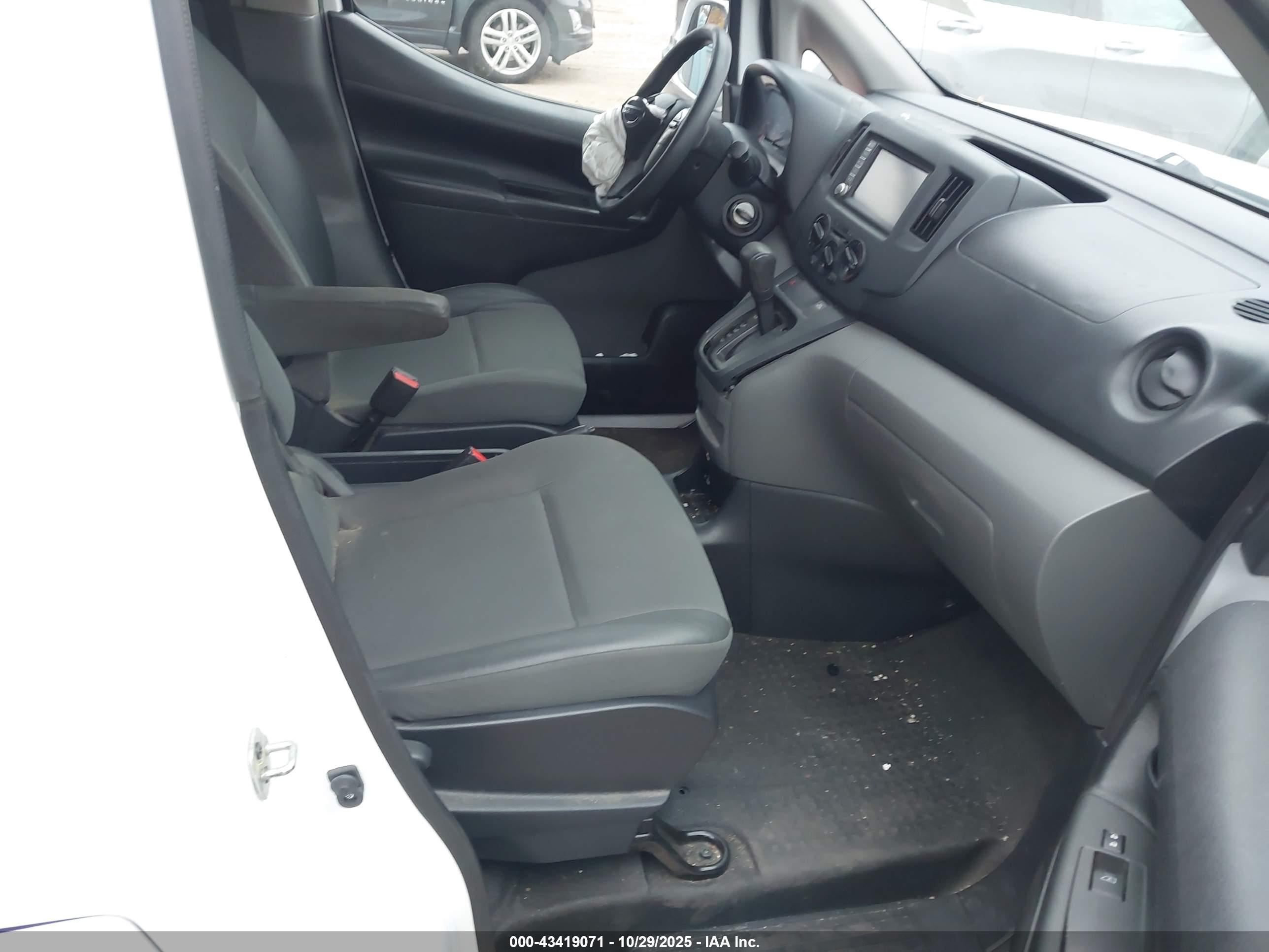 NISSAN NV200 image 5