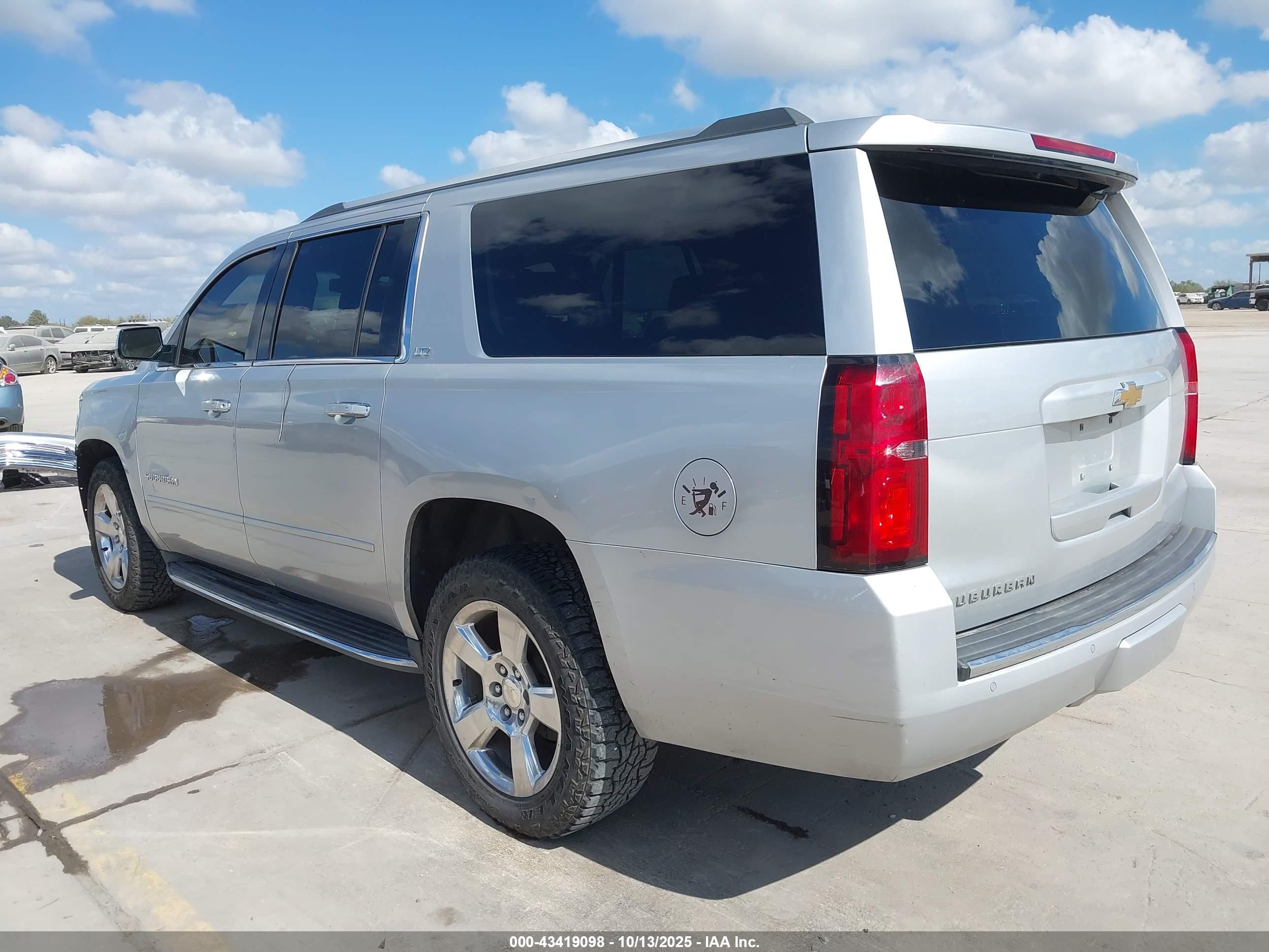 CHEVROLET SUBURBAN image 3