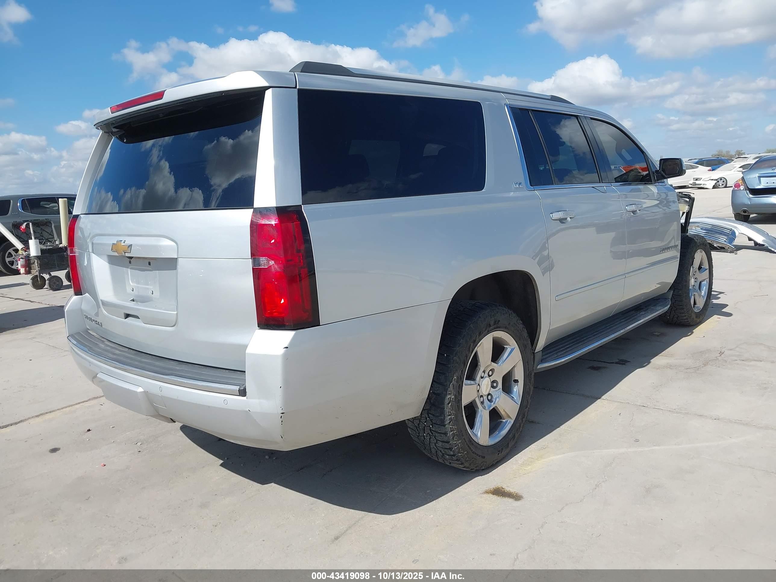 CHEVROLET SUBURBAN image 4