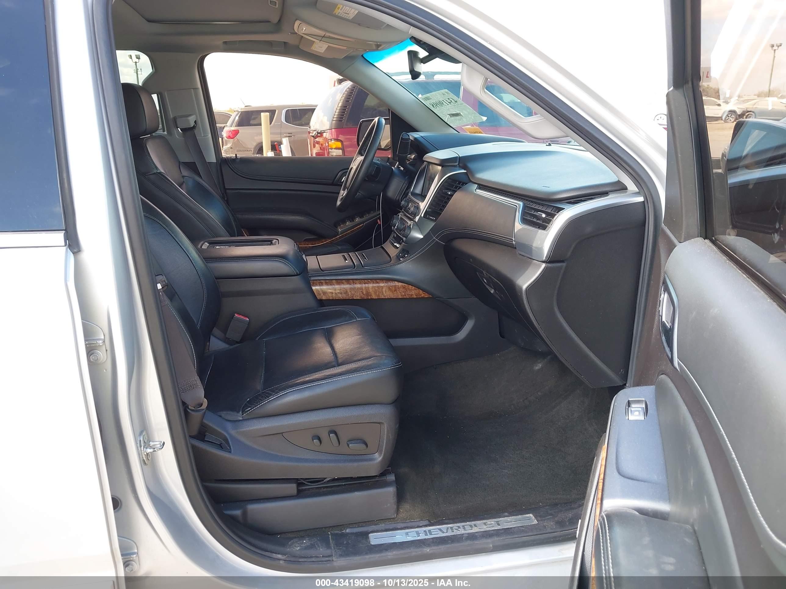 CHEVROLET SUBURBAN image 5