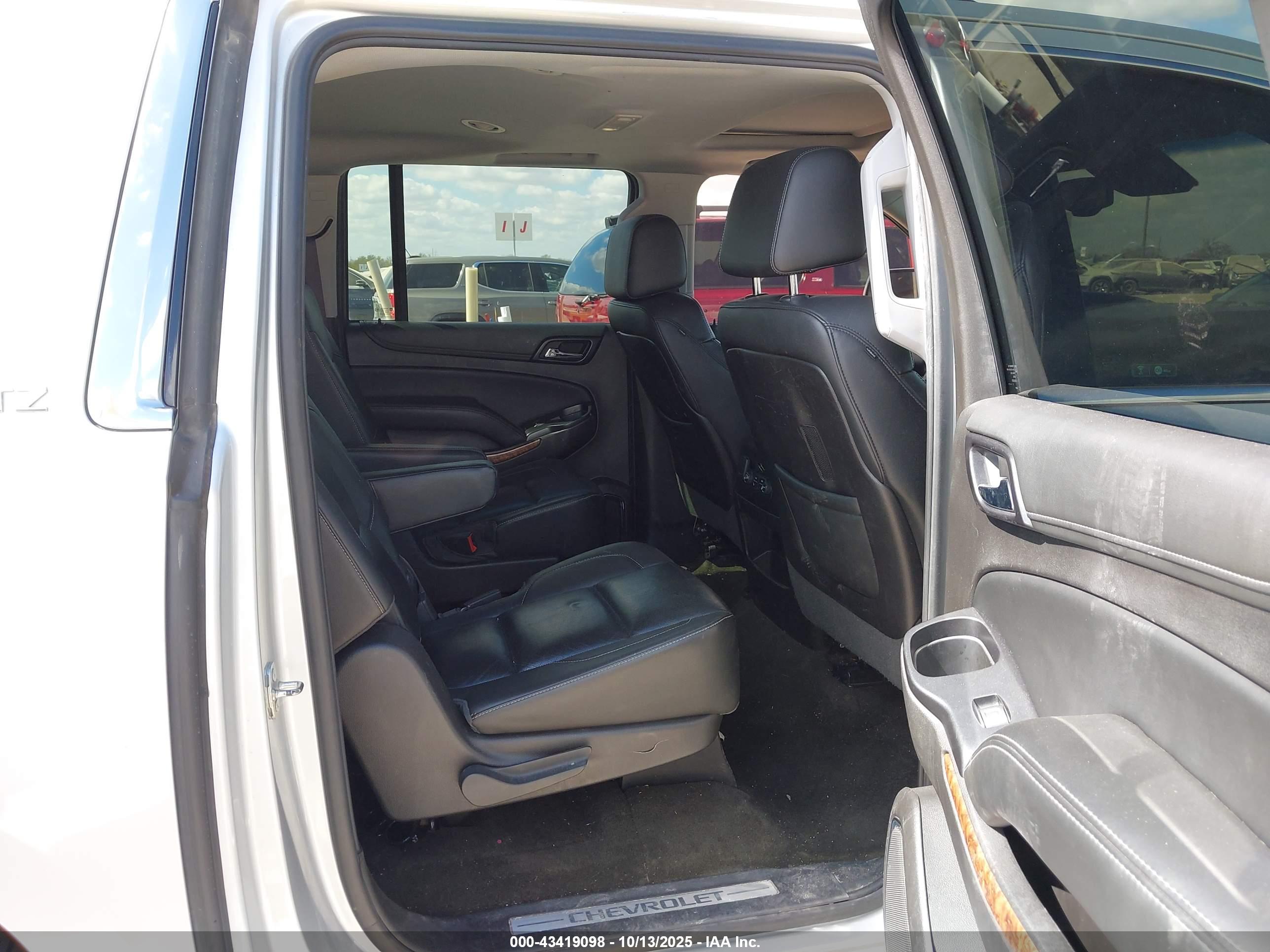CHEVROLET SUBURBAN image 8