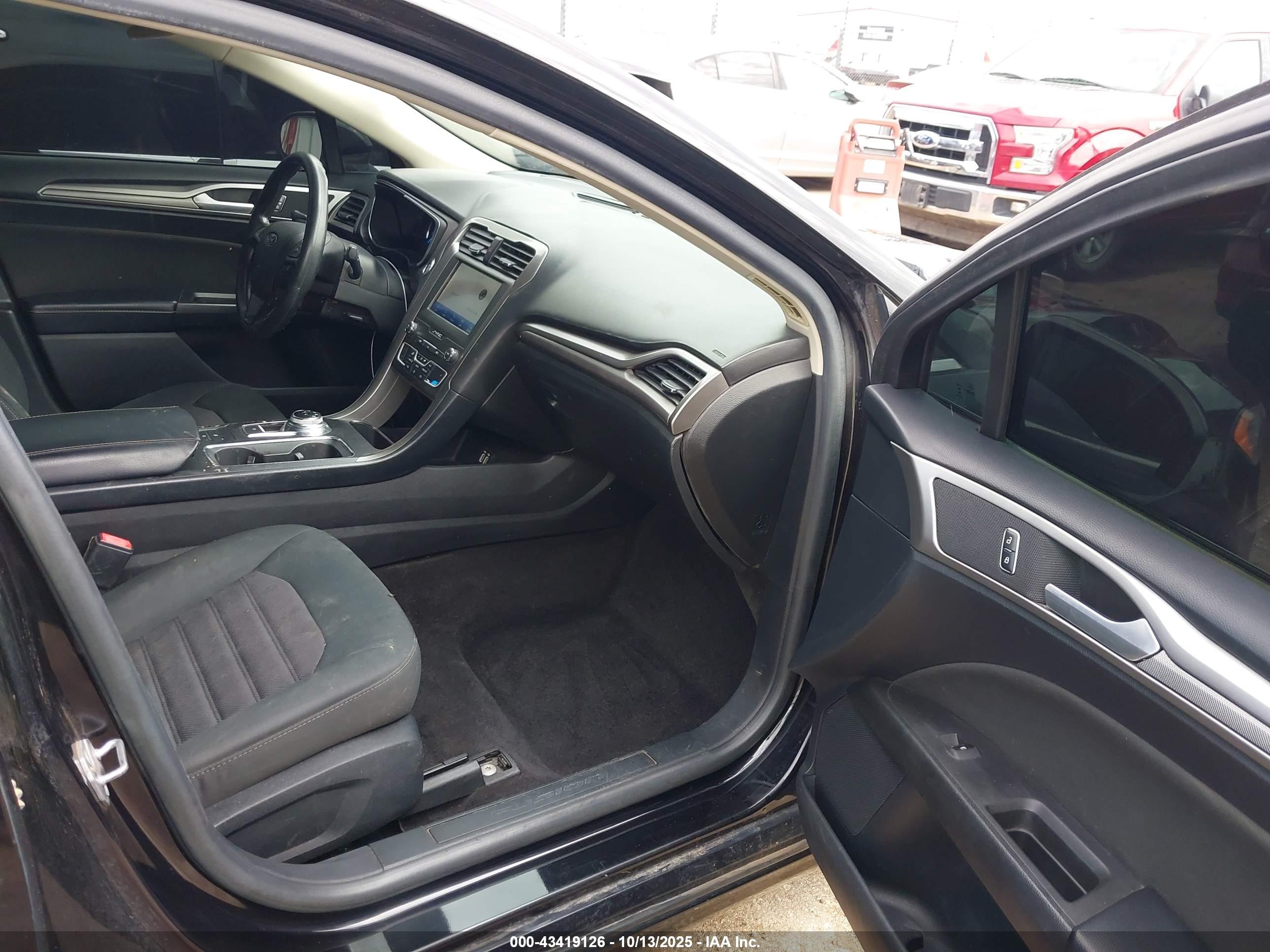FORD FUSION image 5