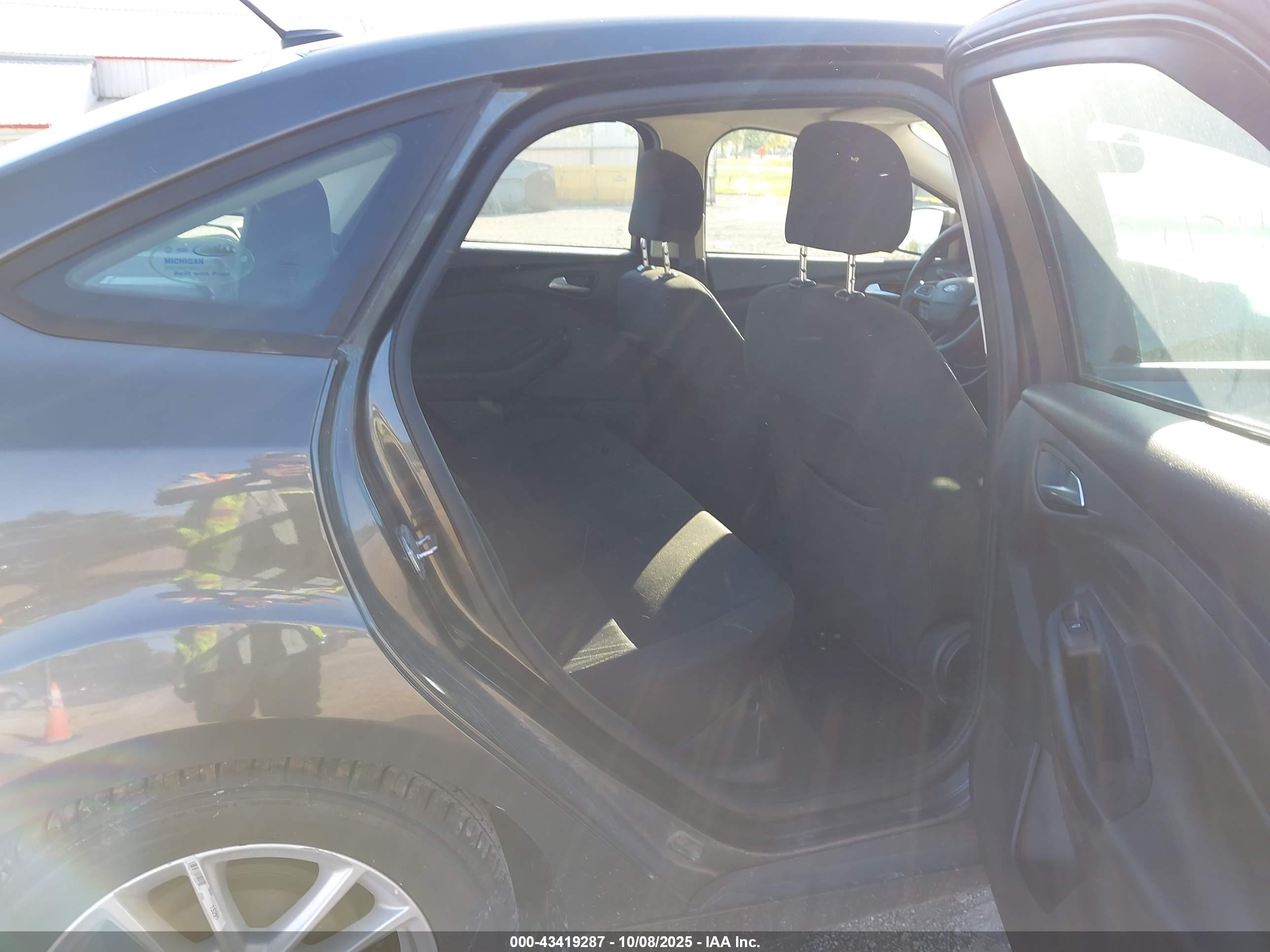 FORD FOCUS image 8