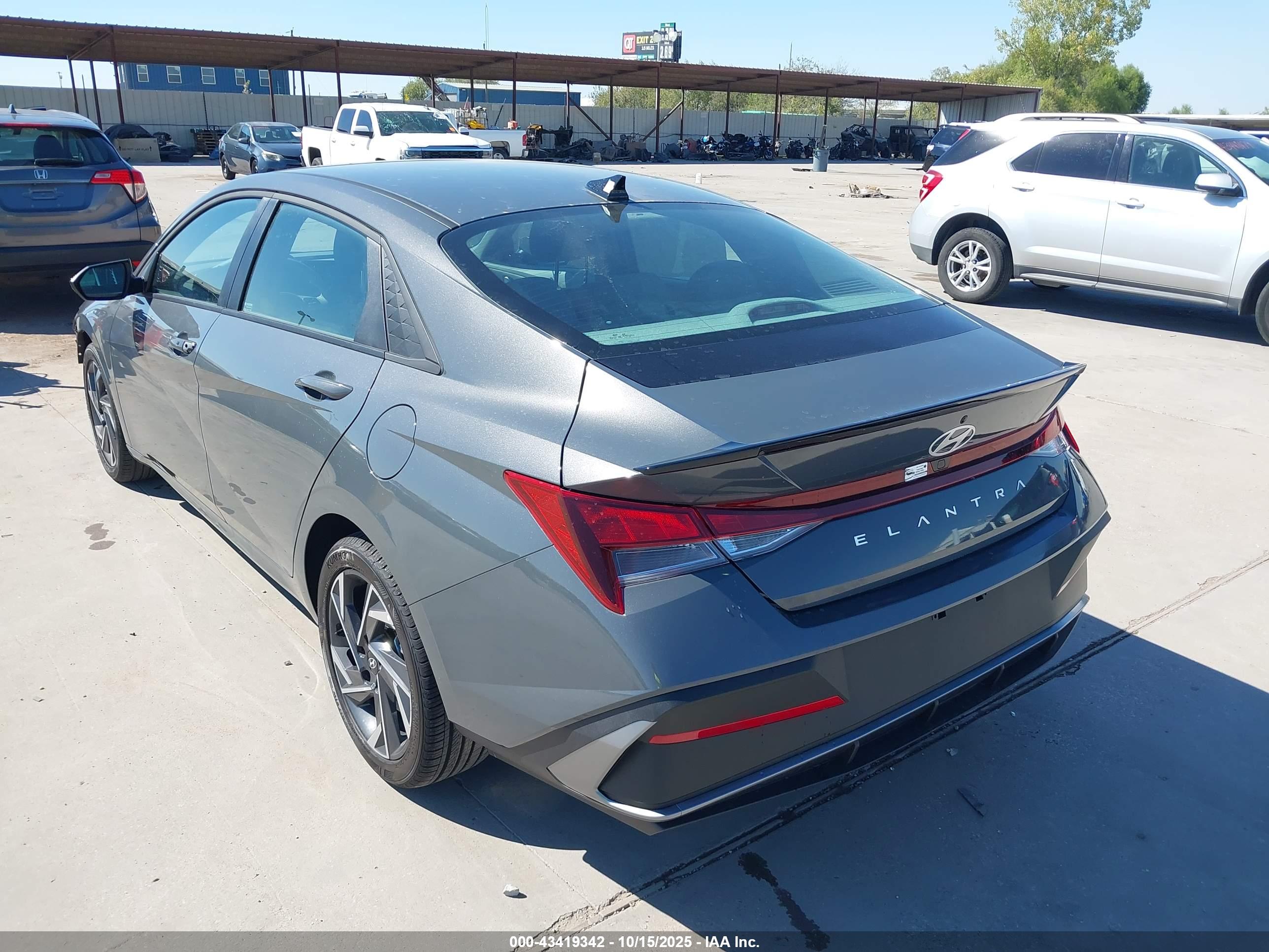 HYUNDAI ELANTRA image 3