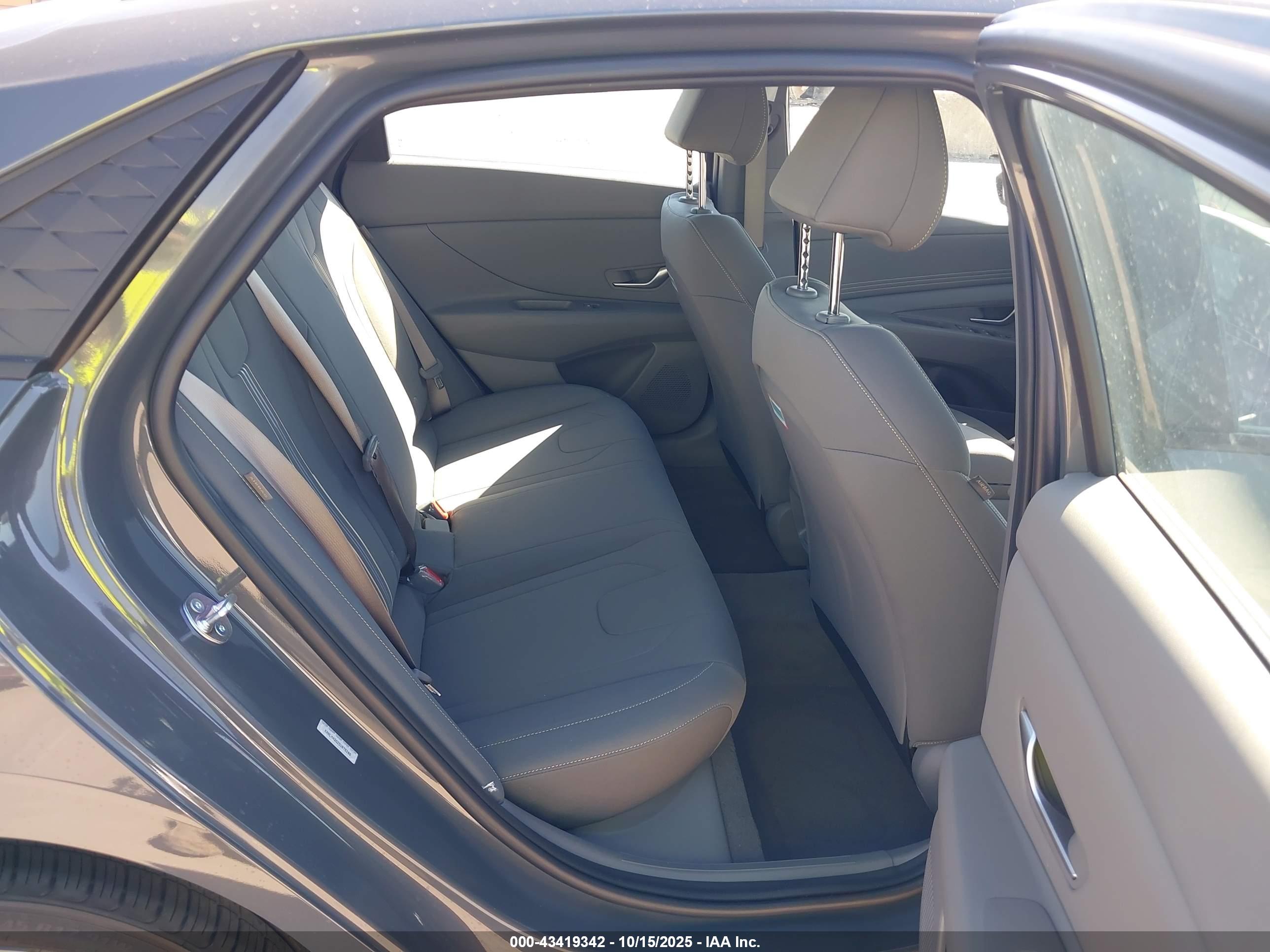 HYUNDAI ELANTRA image 8