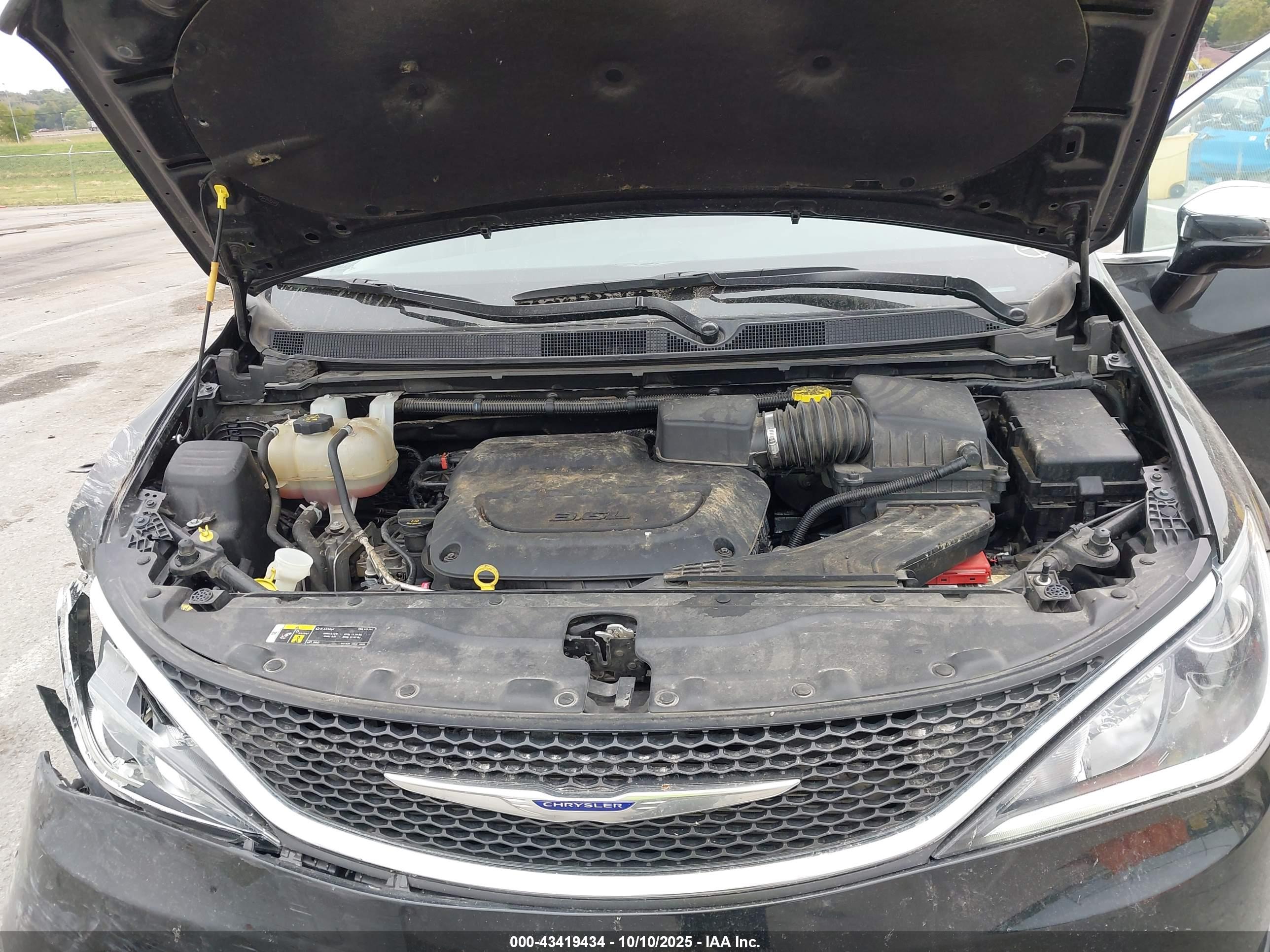 CHRYSLER PACIFICA image 10