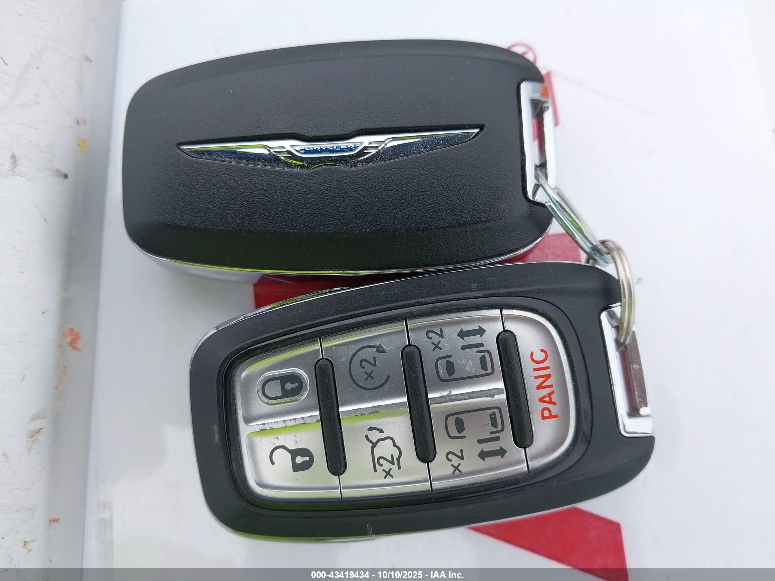 CHRYSLER PACIFICA image 11