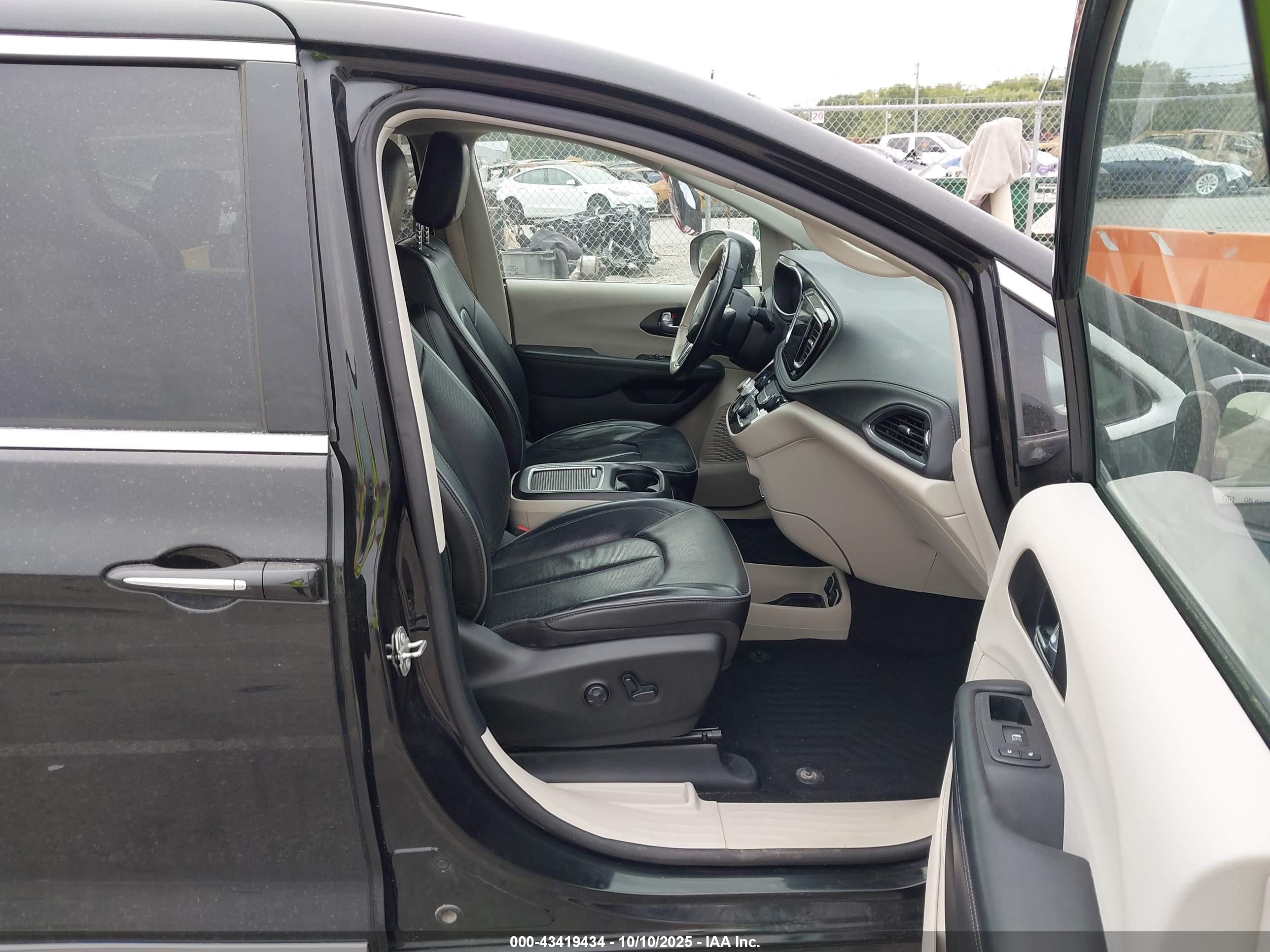 CHRYSLER PACIFICA image 5
