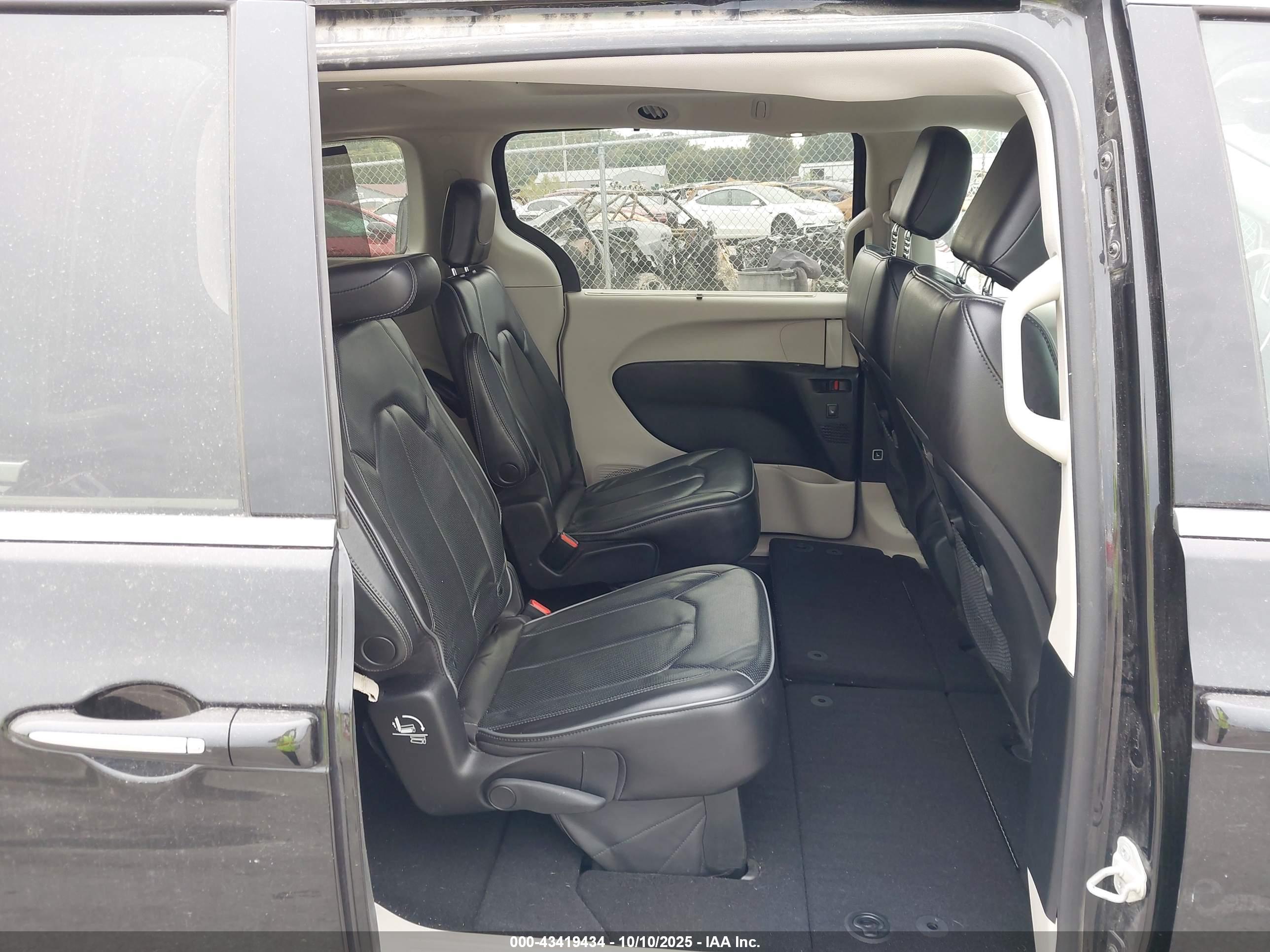 CHRYSLER PACIFICA image 8