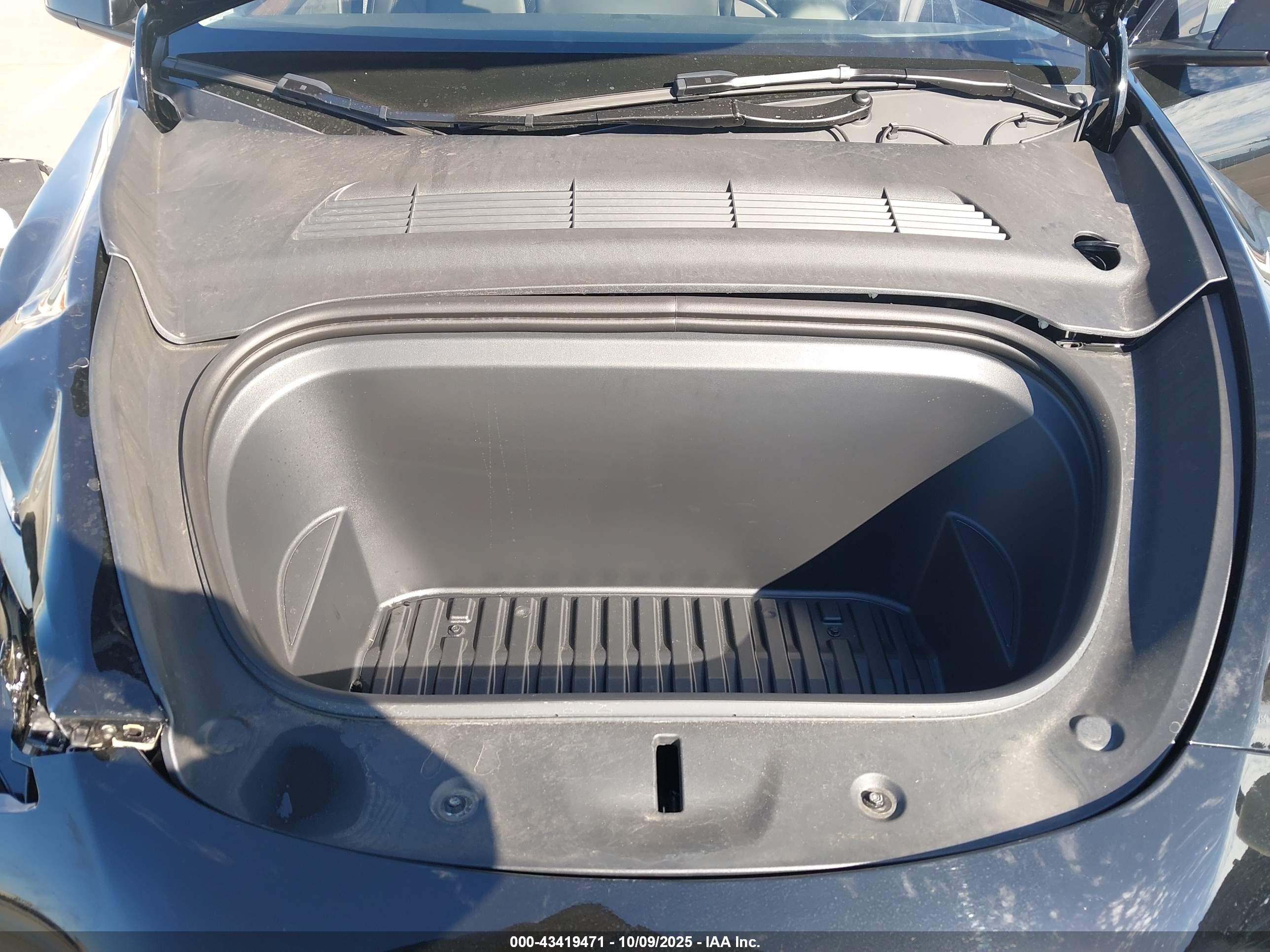 TESLA MODEL image 10