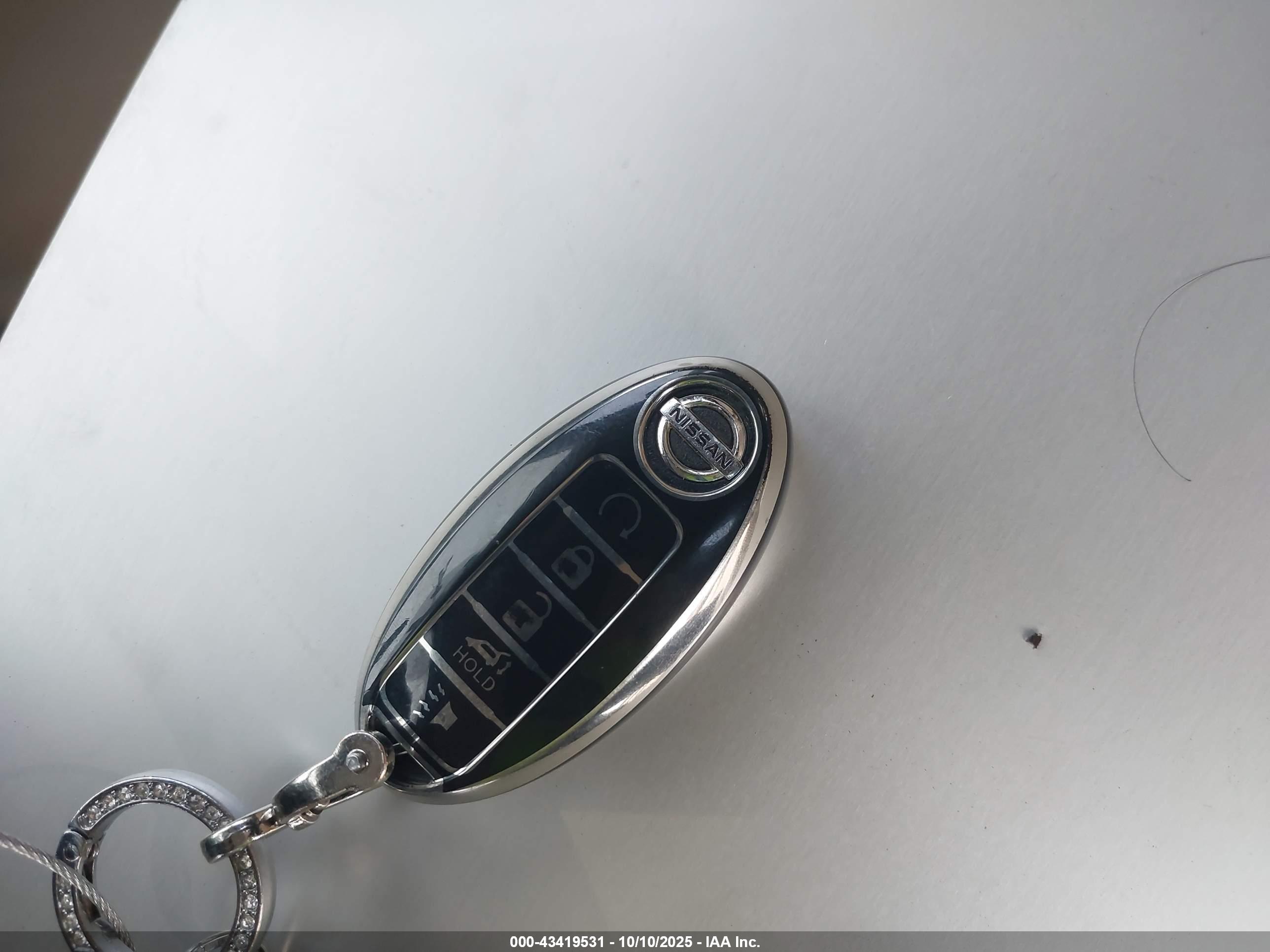 NISSAN MAXIMA image 11