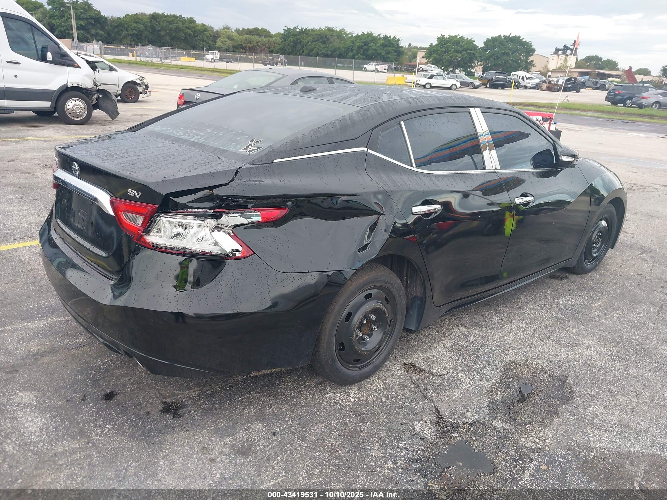 NISSAN MAXIMA image 4