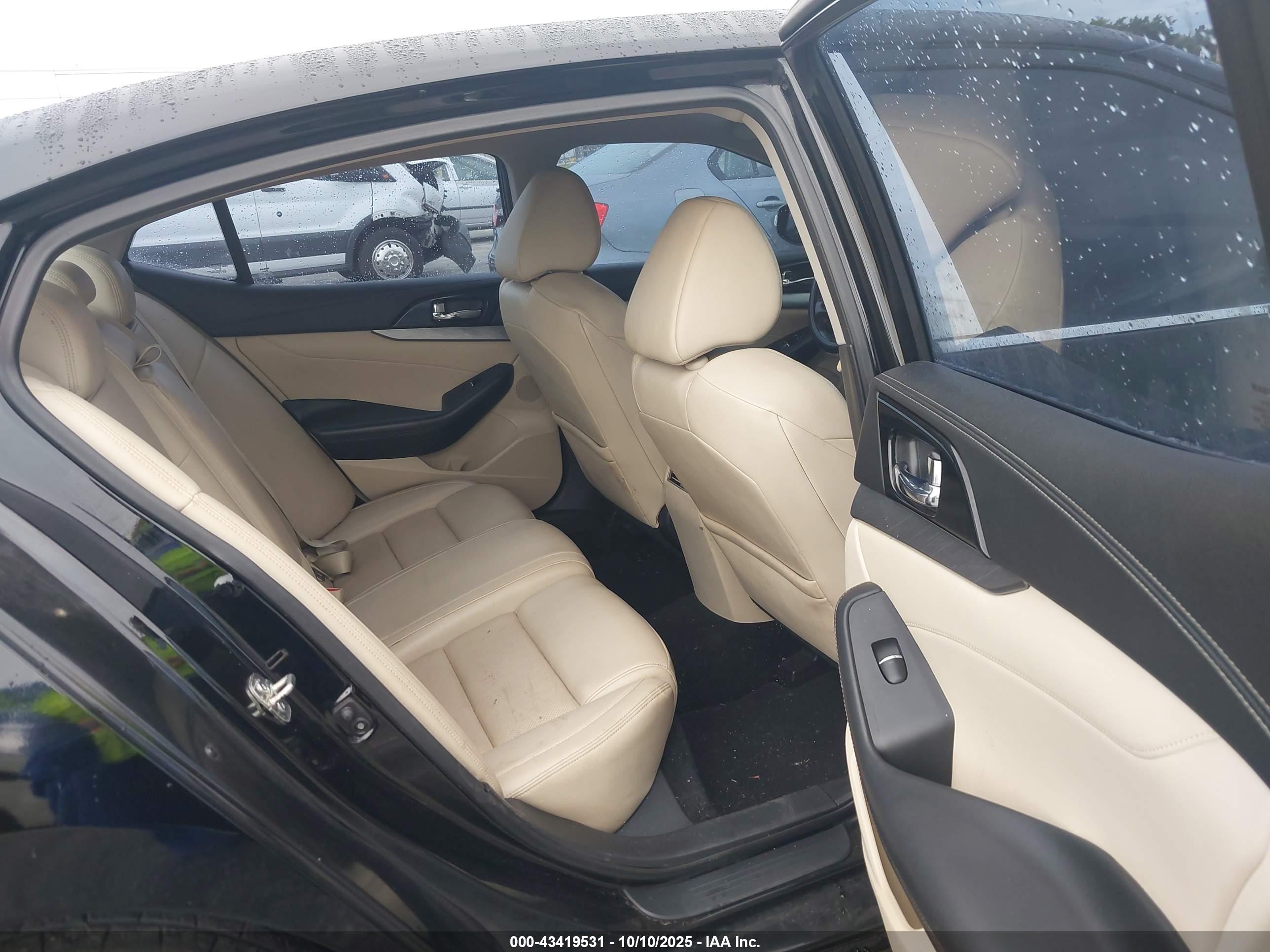 NISSAN MAXIMA image 8