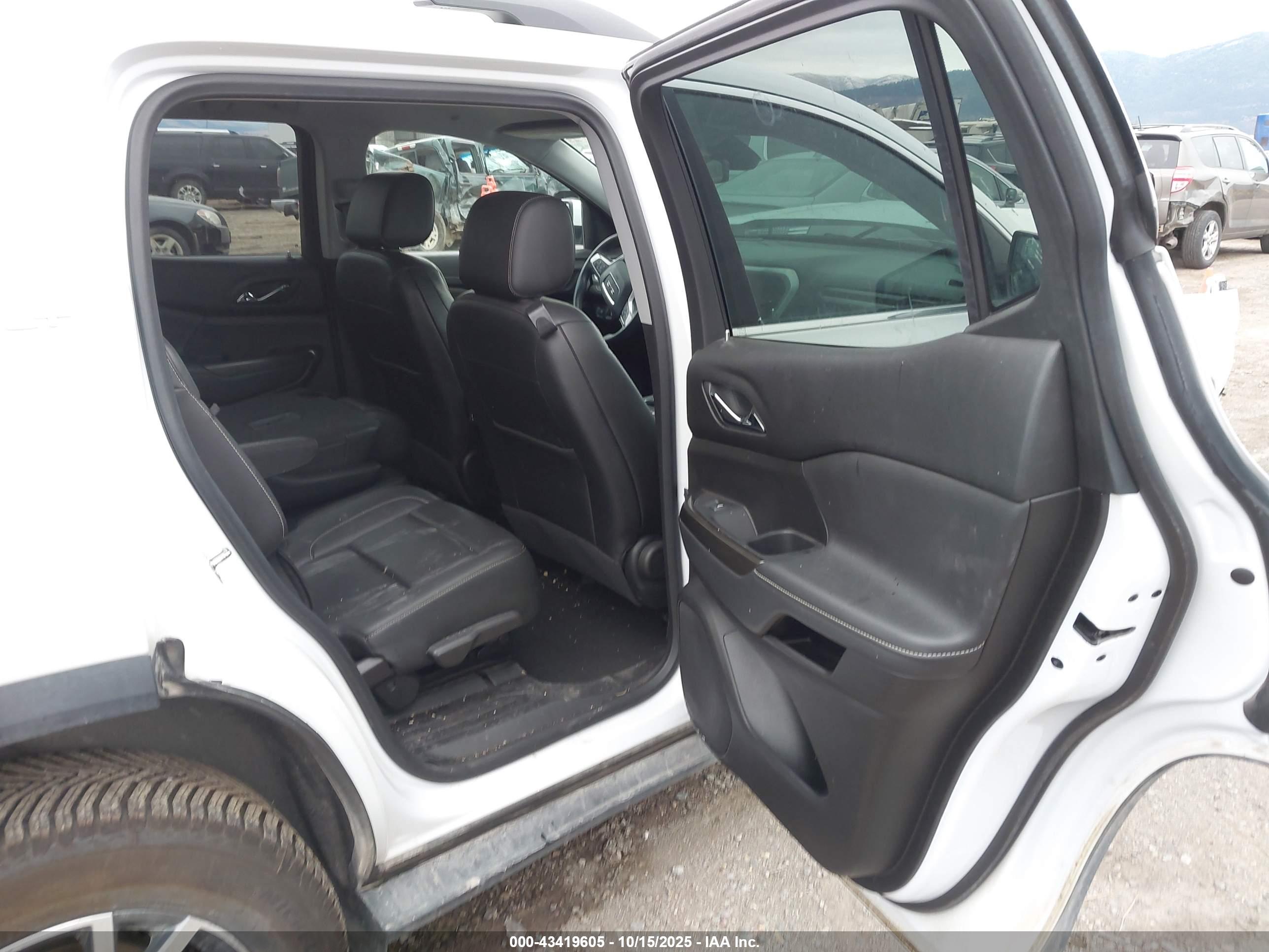 GMC ACADIA image 8